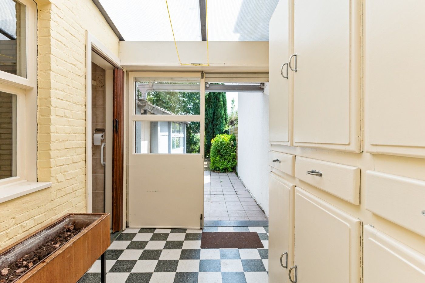 Te renoveren woning met 2 slpk. en tuin foto 10