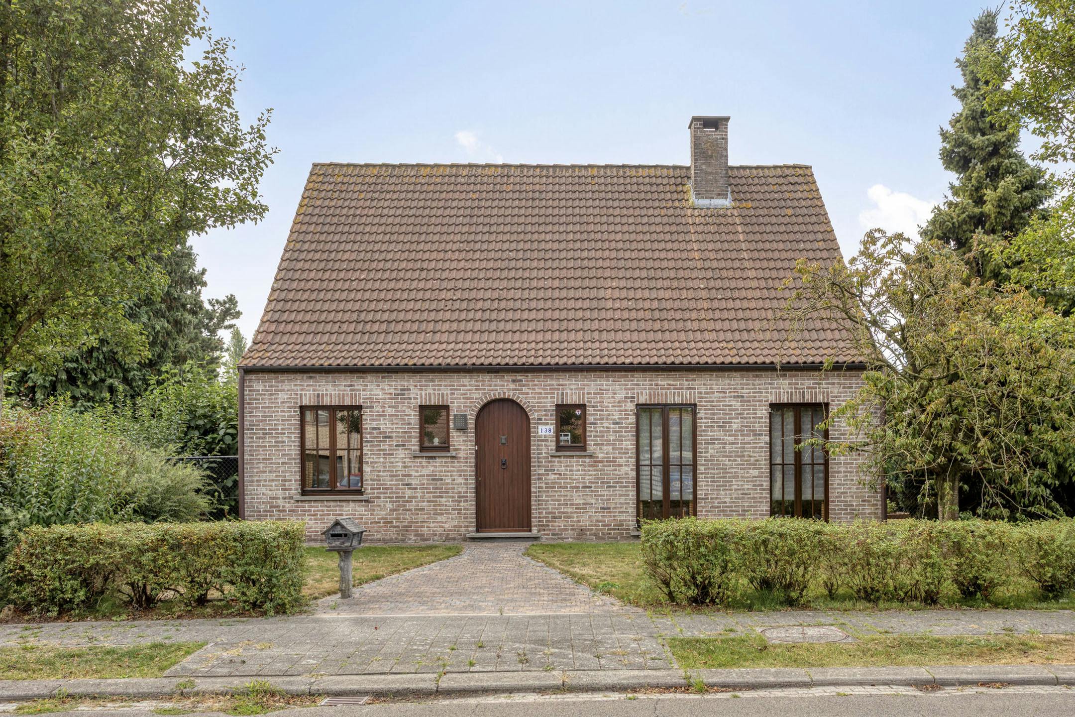 Hoofdfoto van de publicatie: Vrijstaande woning met groot bijgebouw te koop in Wuustwezel