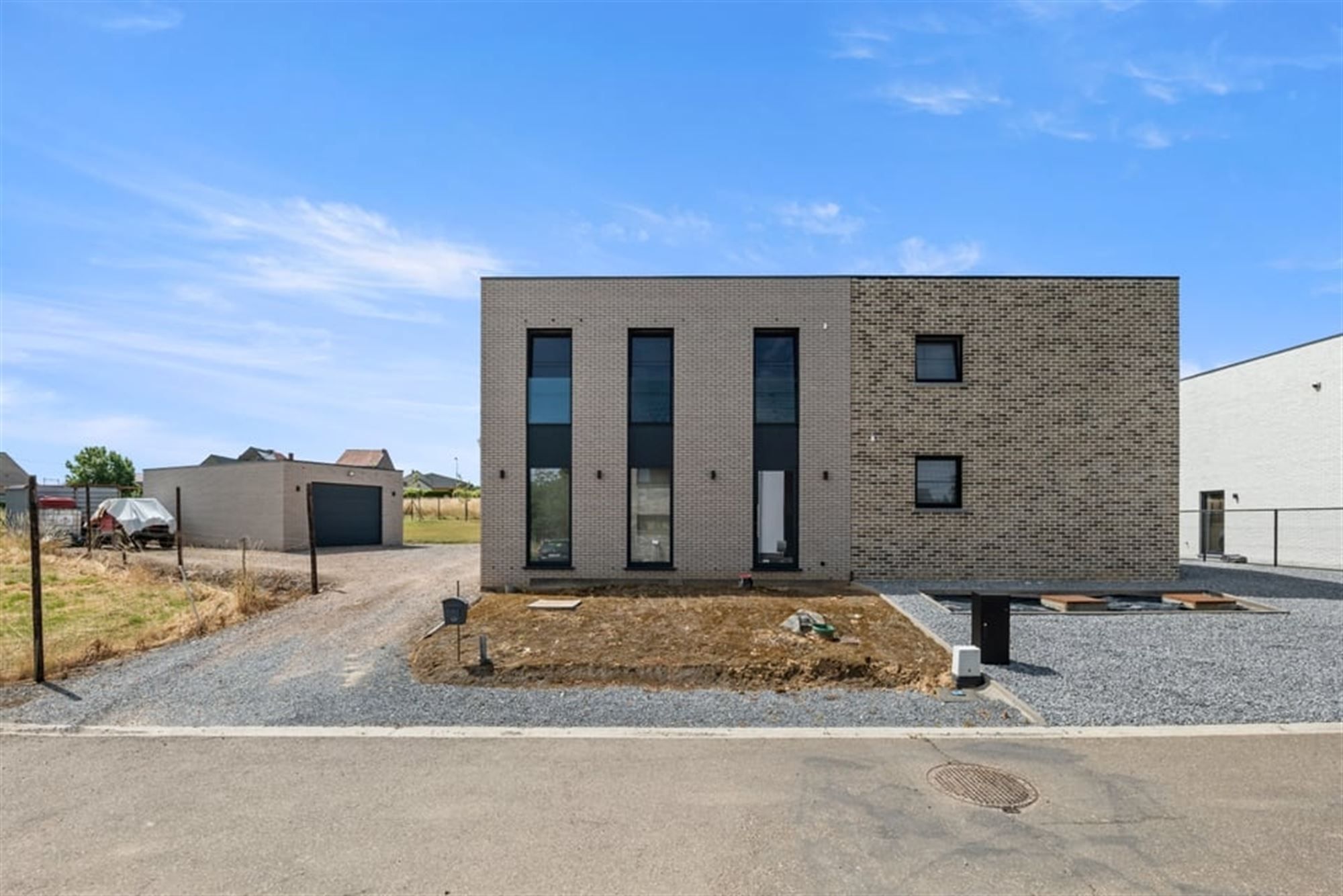 PRACHTIGE NIEUWBOUWWONING OP EEN MOOI PERCEEL IN GINGELOM  foto {{pictureIndex}}