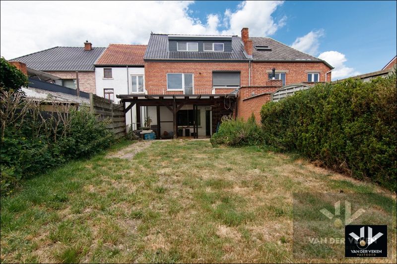 Instapklaar gelijkvloers appartement met ruime tuin te Tuilt foto 9
