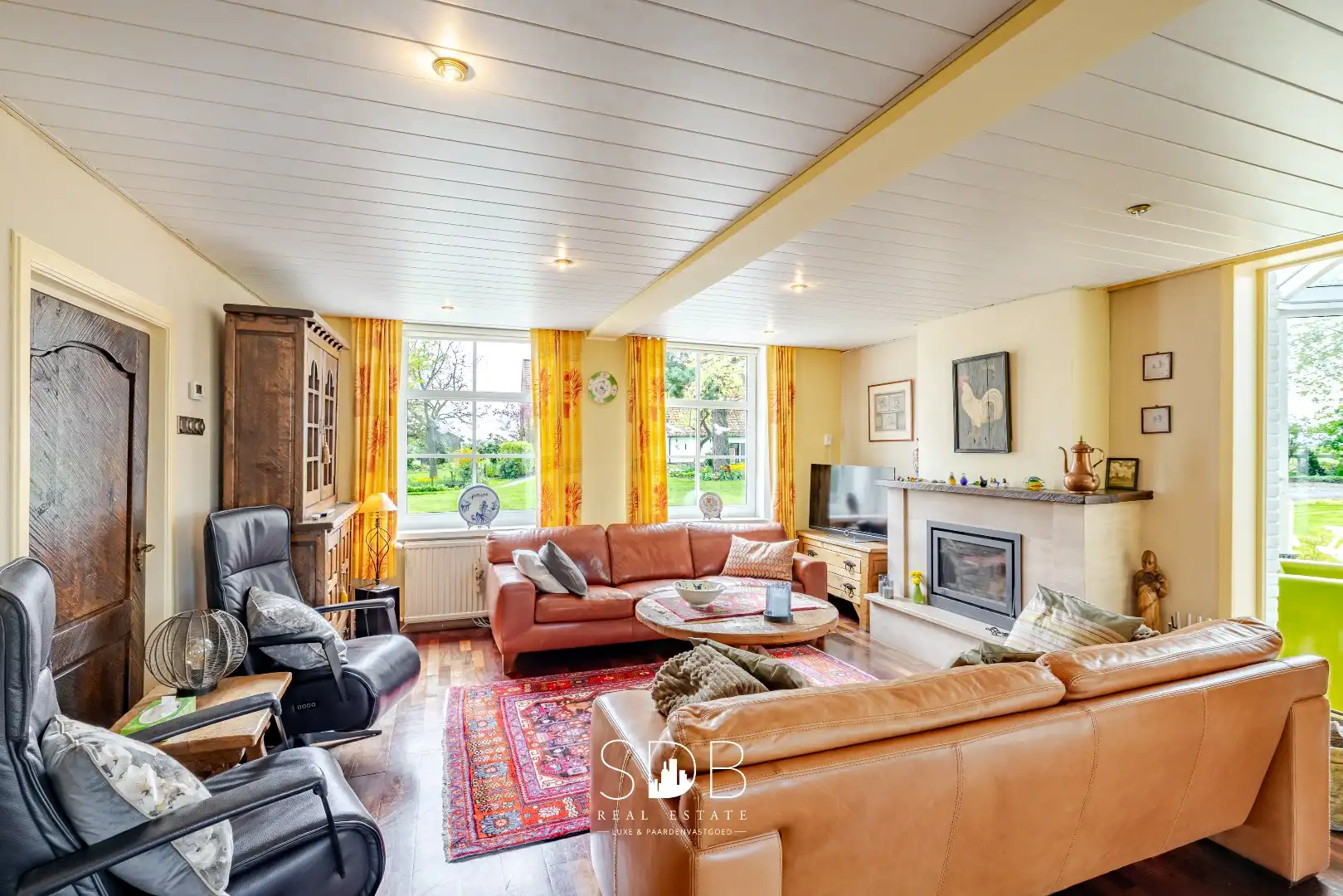 Landelijke woning met authentiek gastenhuis, stalgebouw, graslanden en buitenpiste op 20.285m² foto 2