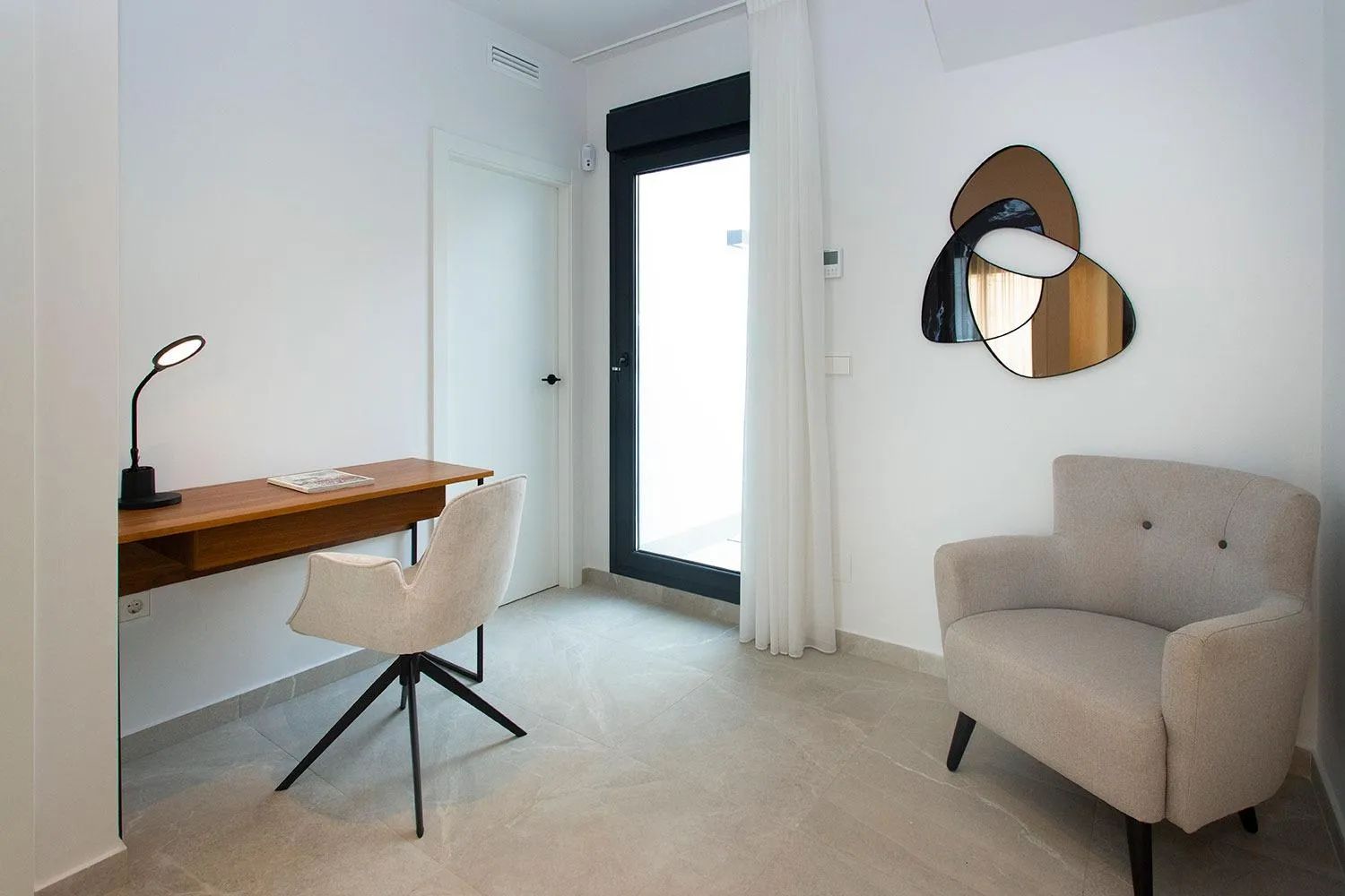 Strak design en strandleven gecombineerd: instapklare luxe woning in hartje Torre de la Horadada foto 14