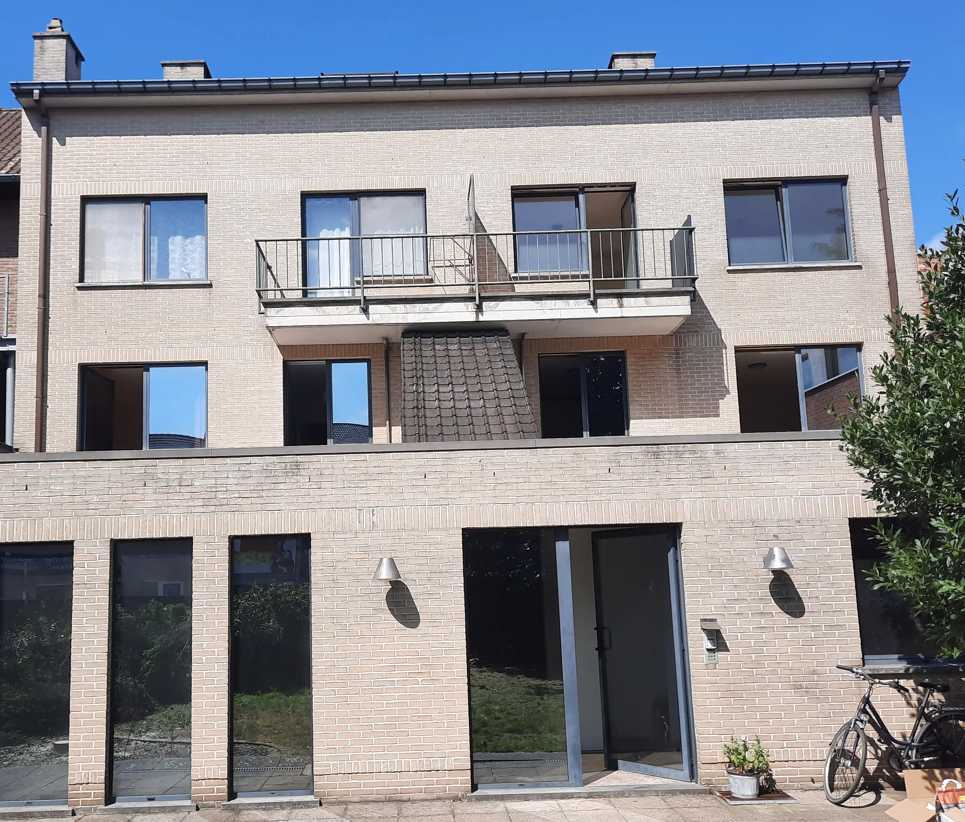 TERNAT centrum: mooi 2slpk-appartement met terras foto {{pictureIndex}}