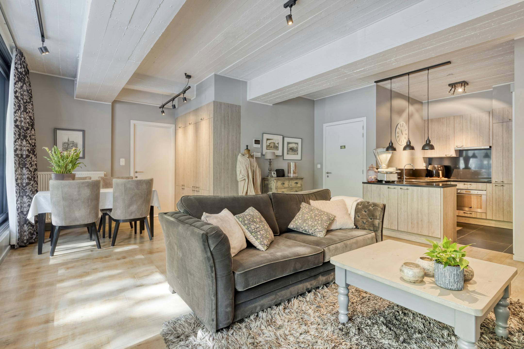 Perfect onderhouden appartement met terras te koop te Antwerpen foto {{pictureIndex}}