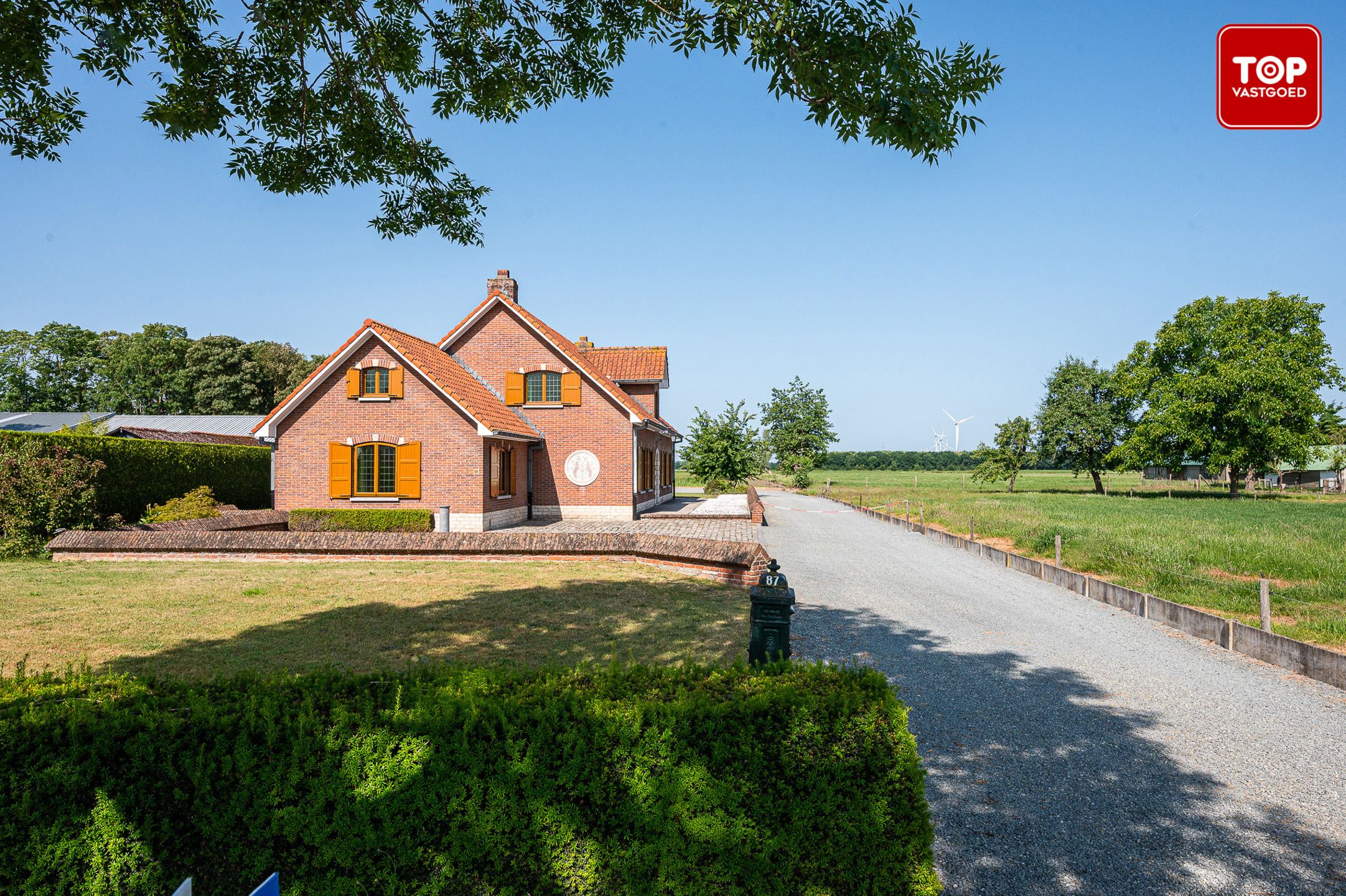 Hoofdfoto van de publicatie: Prachtige villa op een groot perceel met veel groen rondom.