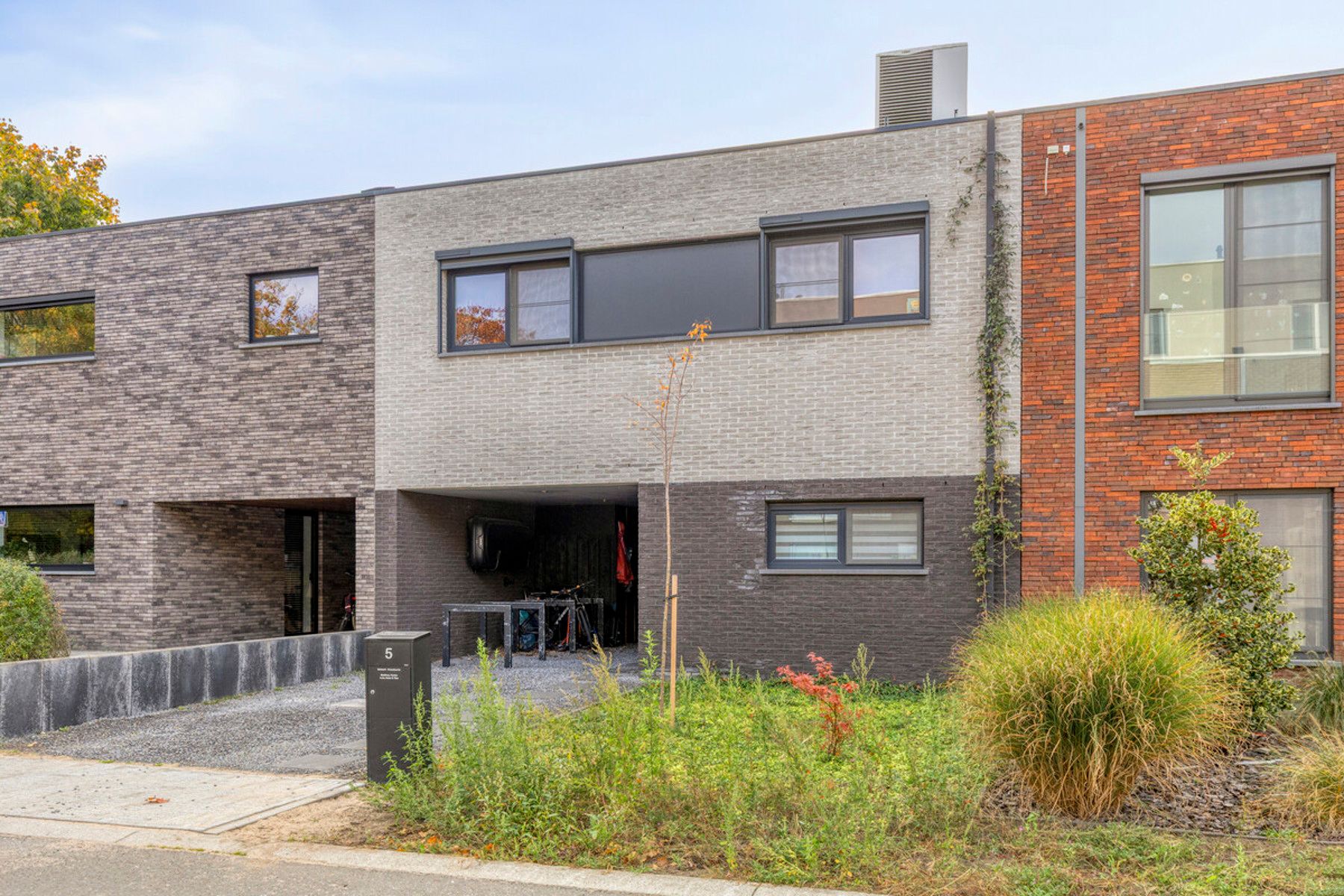 Energiezuinige gezinswoning met zuidgerichte tuin en dubbele oprit foto {{pictureIndex}}