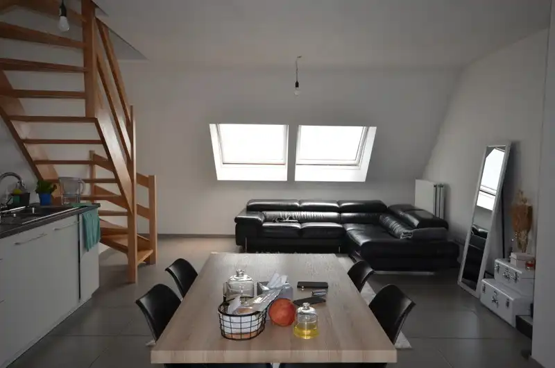 INSTAPKLAAR - 1 SLAAPKAMER DUPLEXAPPARTEMENT MET TERRAS TE HUUR foto {{pictureIndex}}