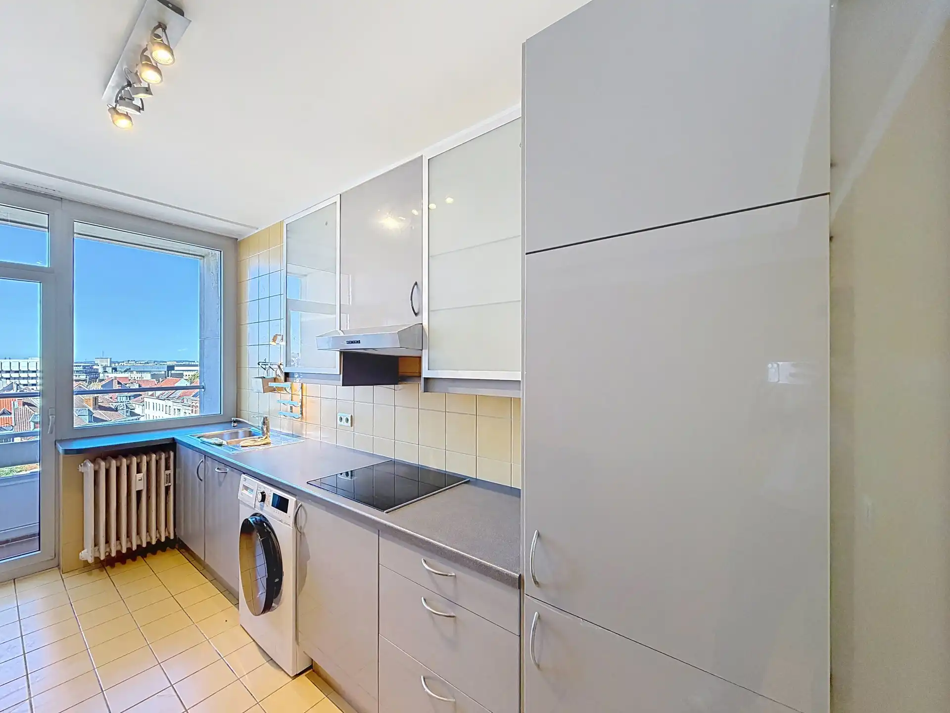 JUSTITIEPALEIS – Mooi 2-slaapkamerappartement met parking! foto 6
