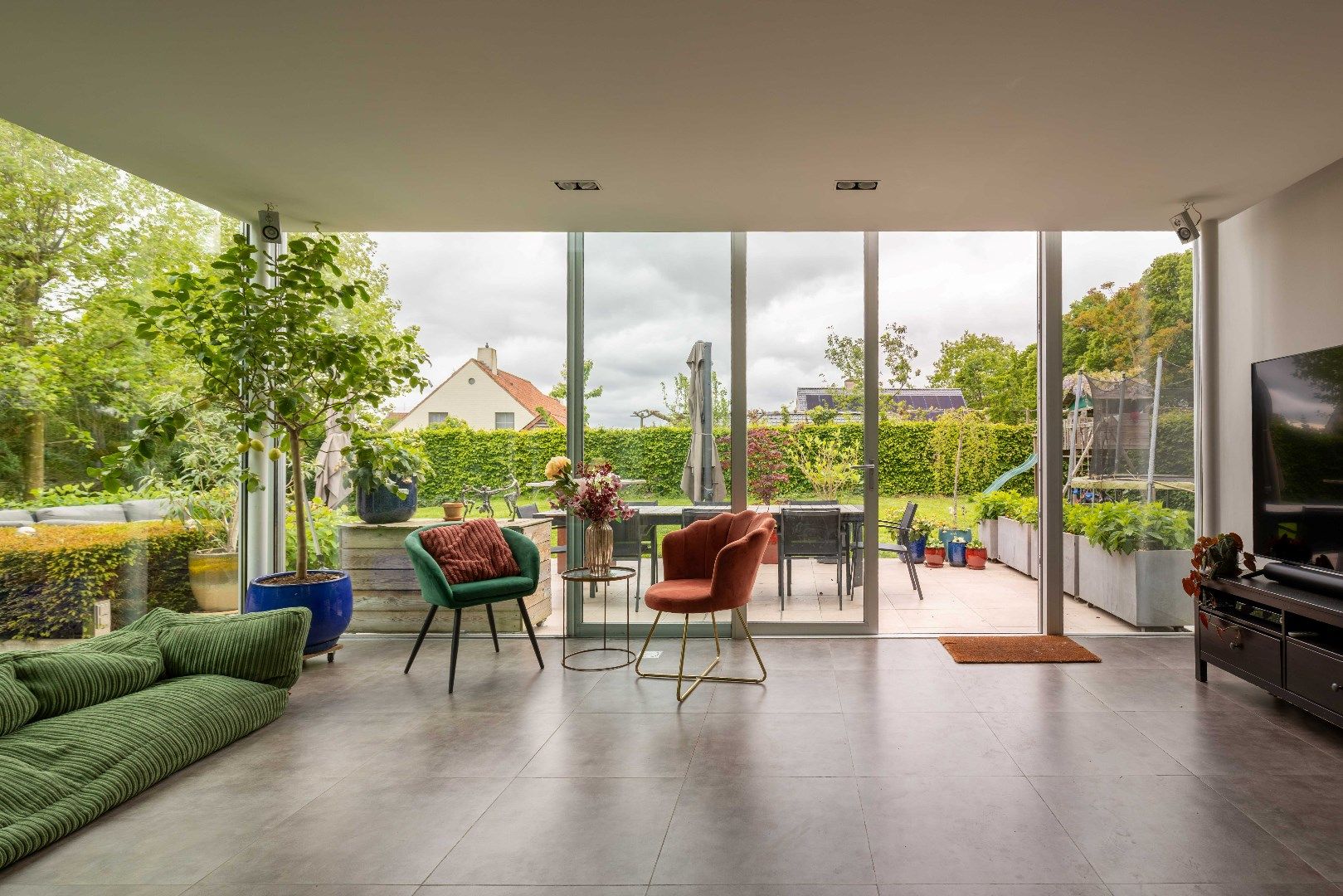 Recente en uitgebouwde villa met vijf kamers en/of praktijkruimte omgeven door het groen tussen Brugge en Oostkamp! foto 5