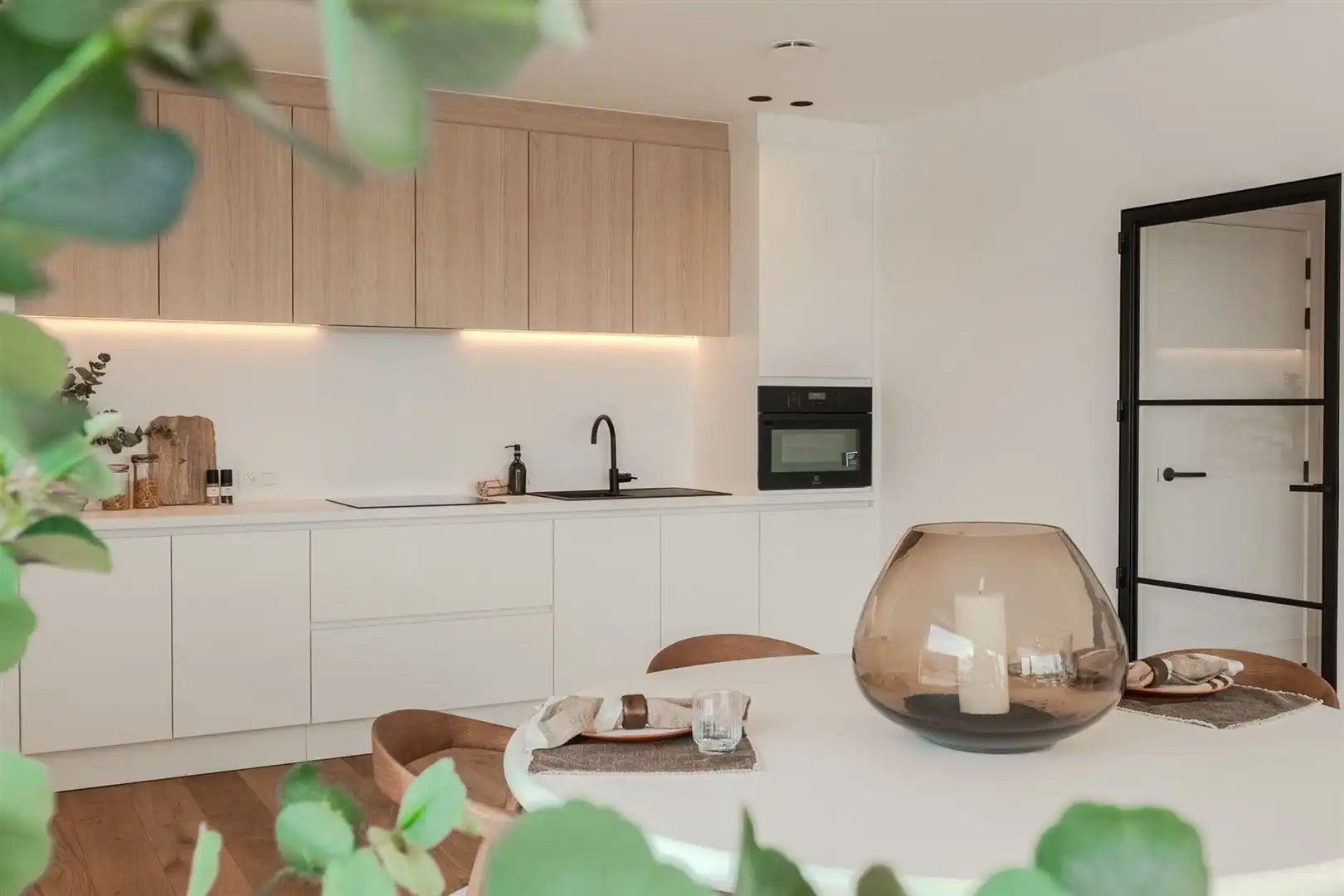 Modern ingericht één slaapkamer appartement foto 13
