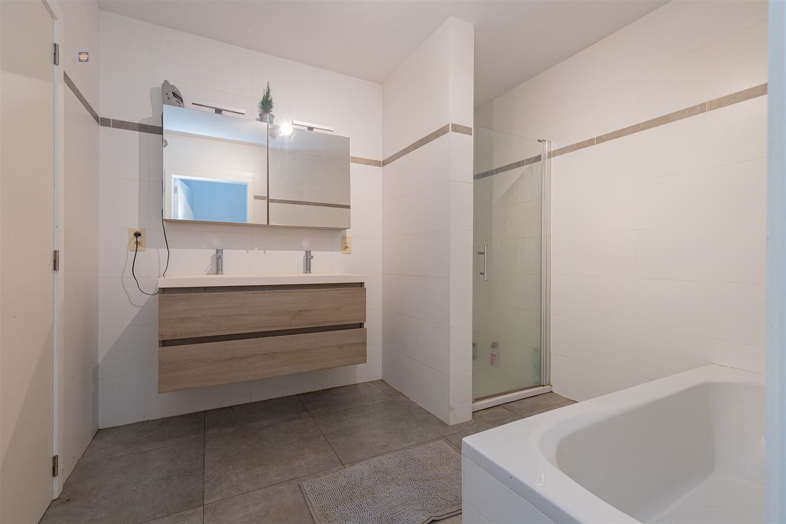 Ruim 3-slpk appartement met 2 autostaanplaatsen foto 10