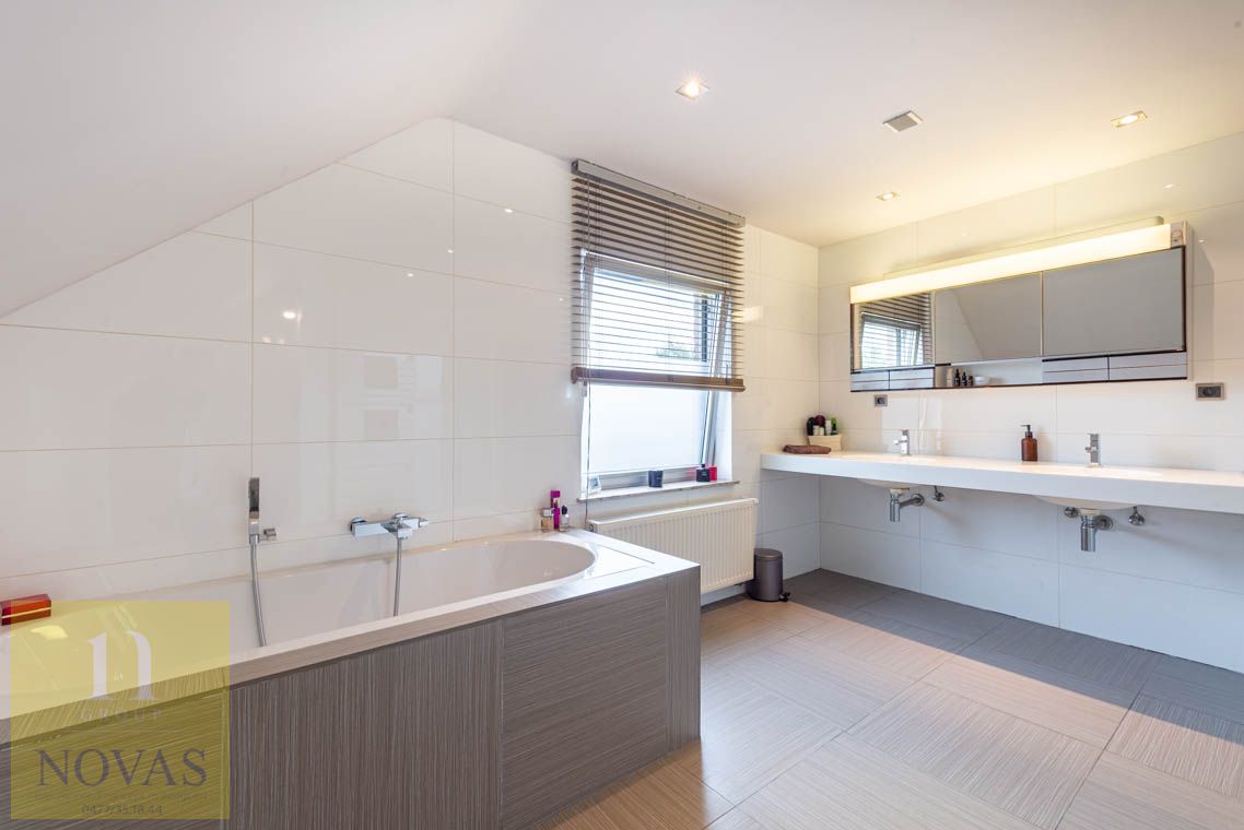 Ruime instapklare woning met 4 tot 5 slaapkamers, zonnepanelen, airco, inpandige garage en buitenstaanplaatsen foto 21