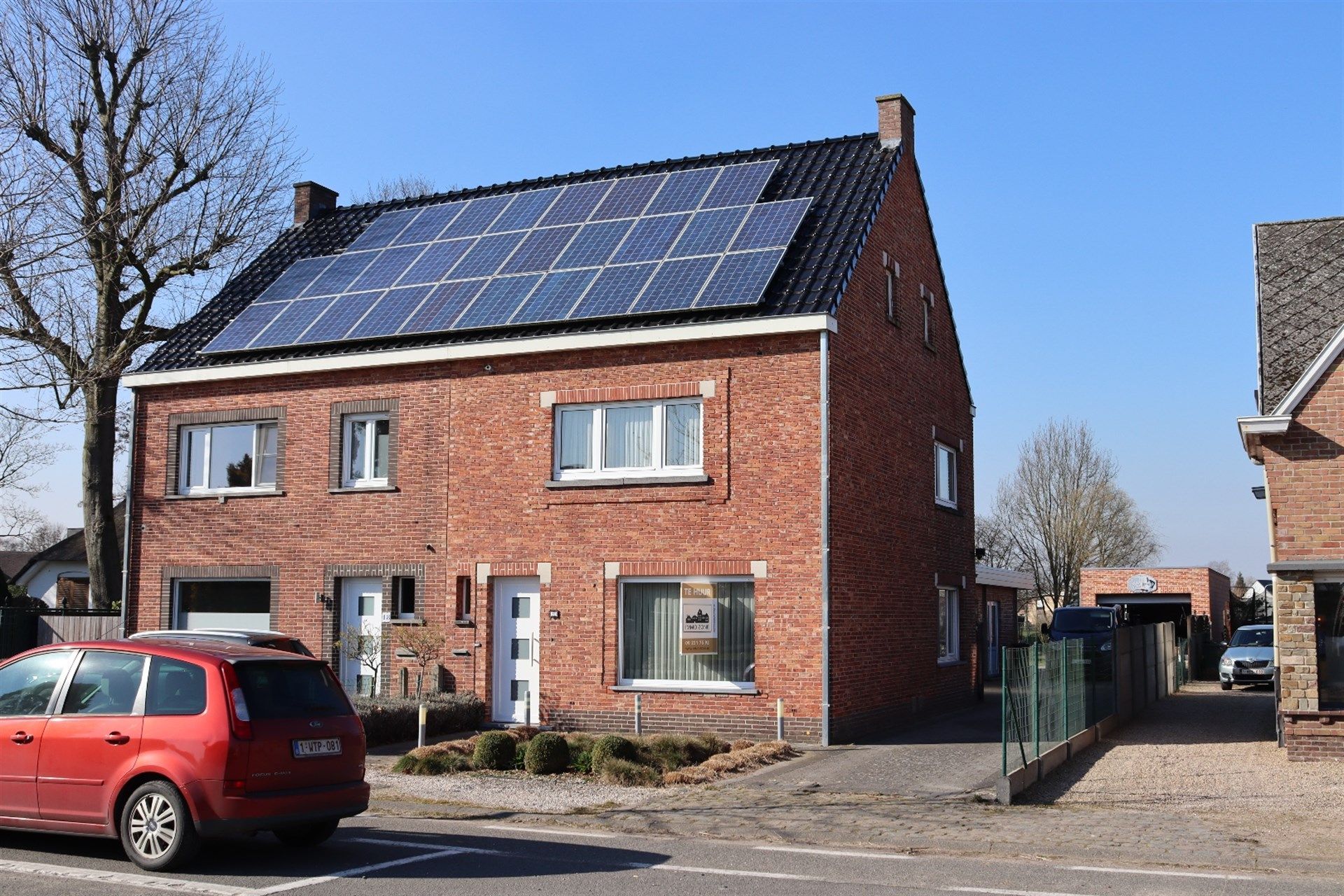 Gunstig gelegen halfopen woning met grote garage en tuin. foto {{pictureIndex}}