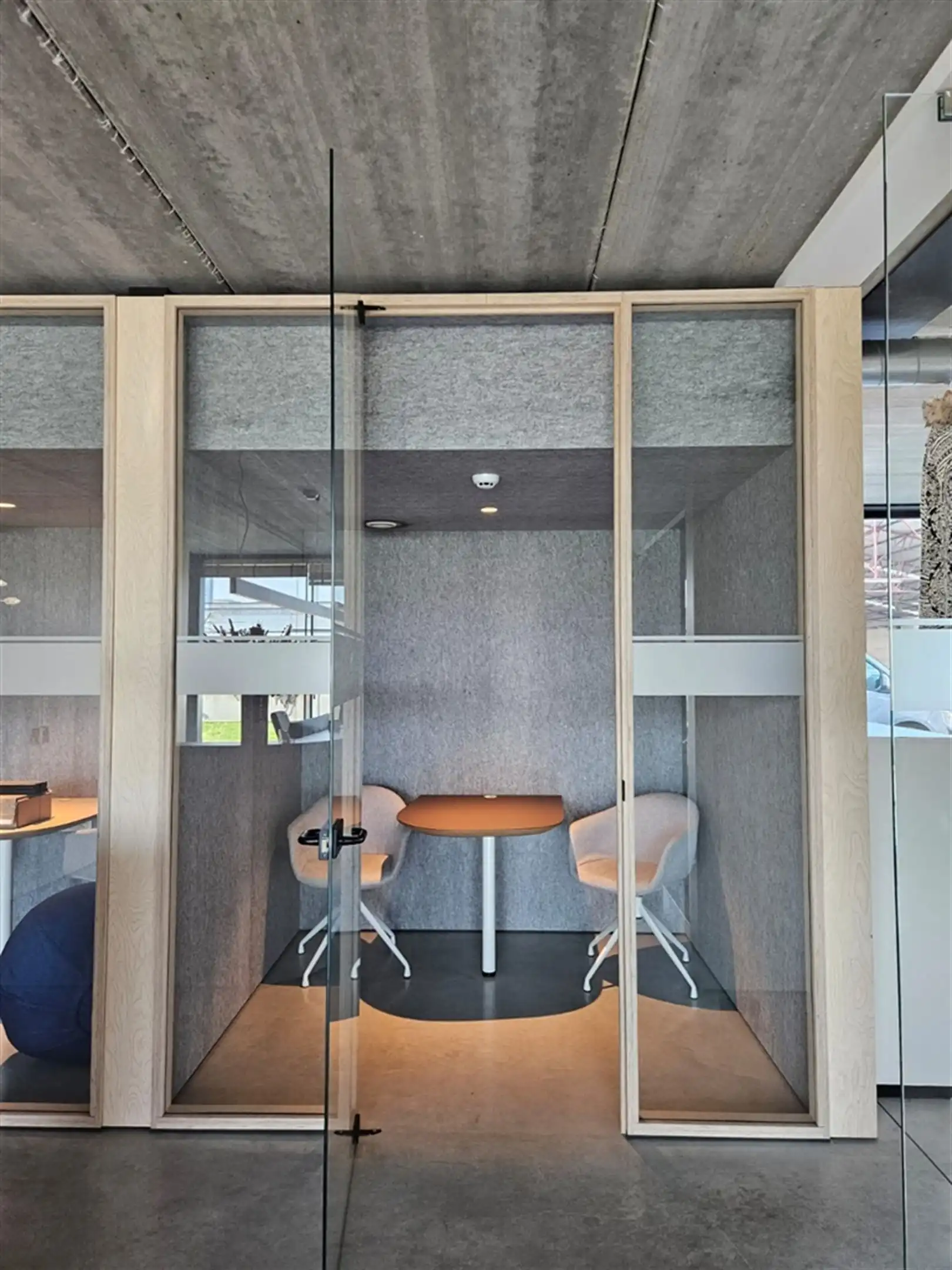 Magazijn met laadkades en kantoren foto 15