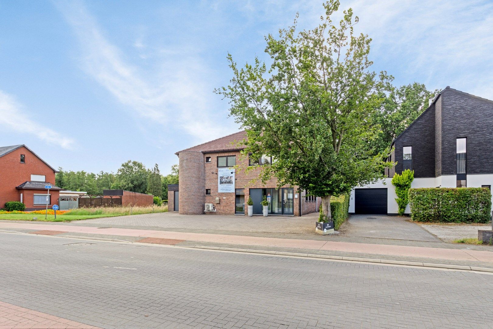 Uniek handelshuis met diverse mogelijkheden, voldoende parking en instapklaar appartement in Olmen !  foto 32