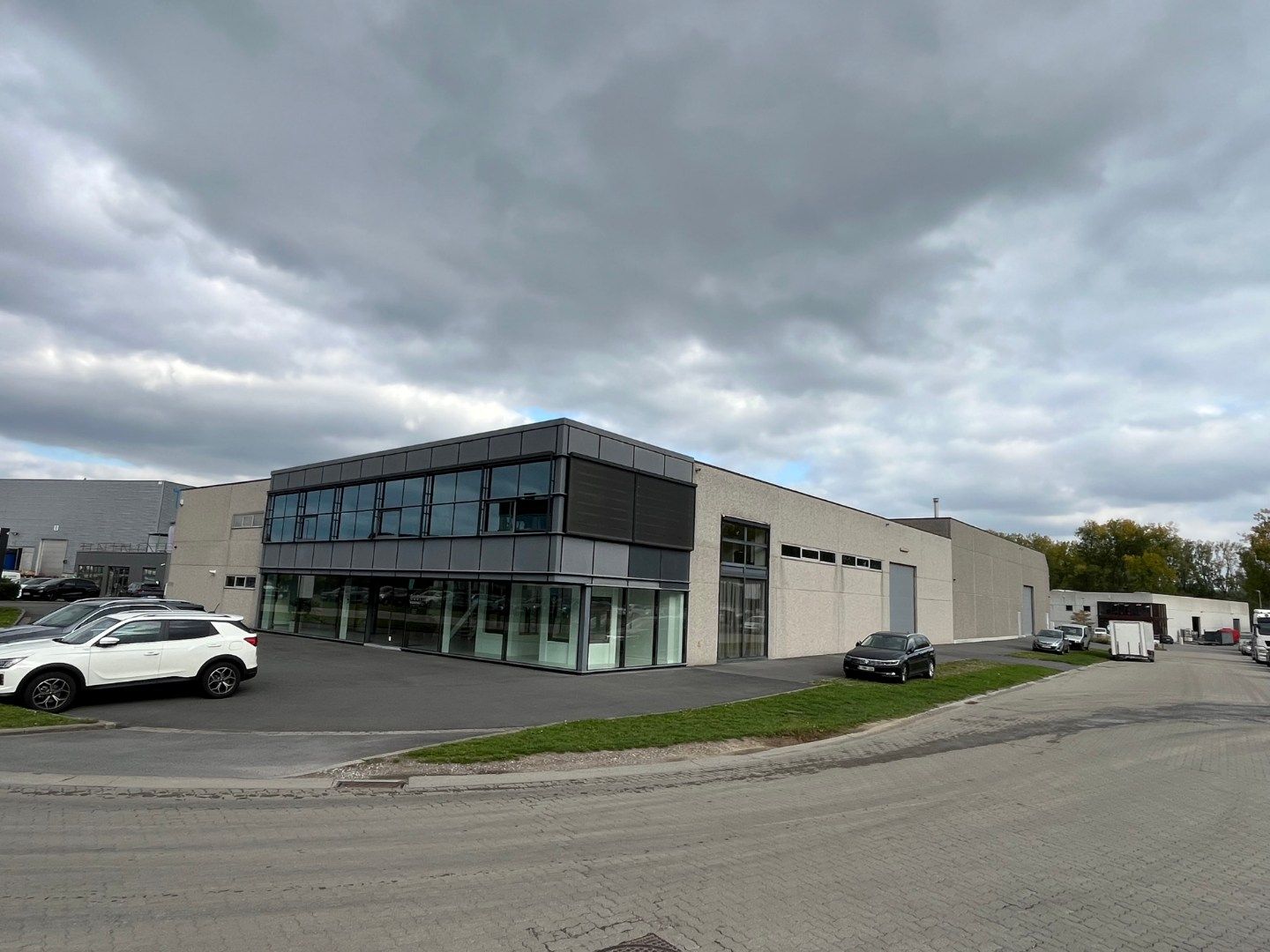 UITSTEKEND GELEGEN WERKPLAATS (548.60m²) + PARKING ! foto {{pictureIndex}}