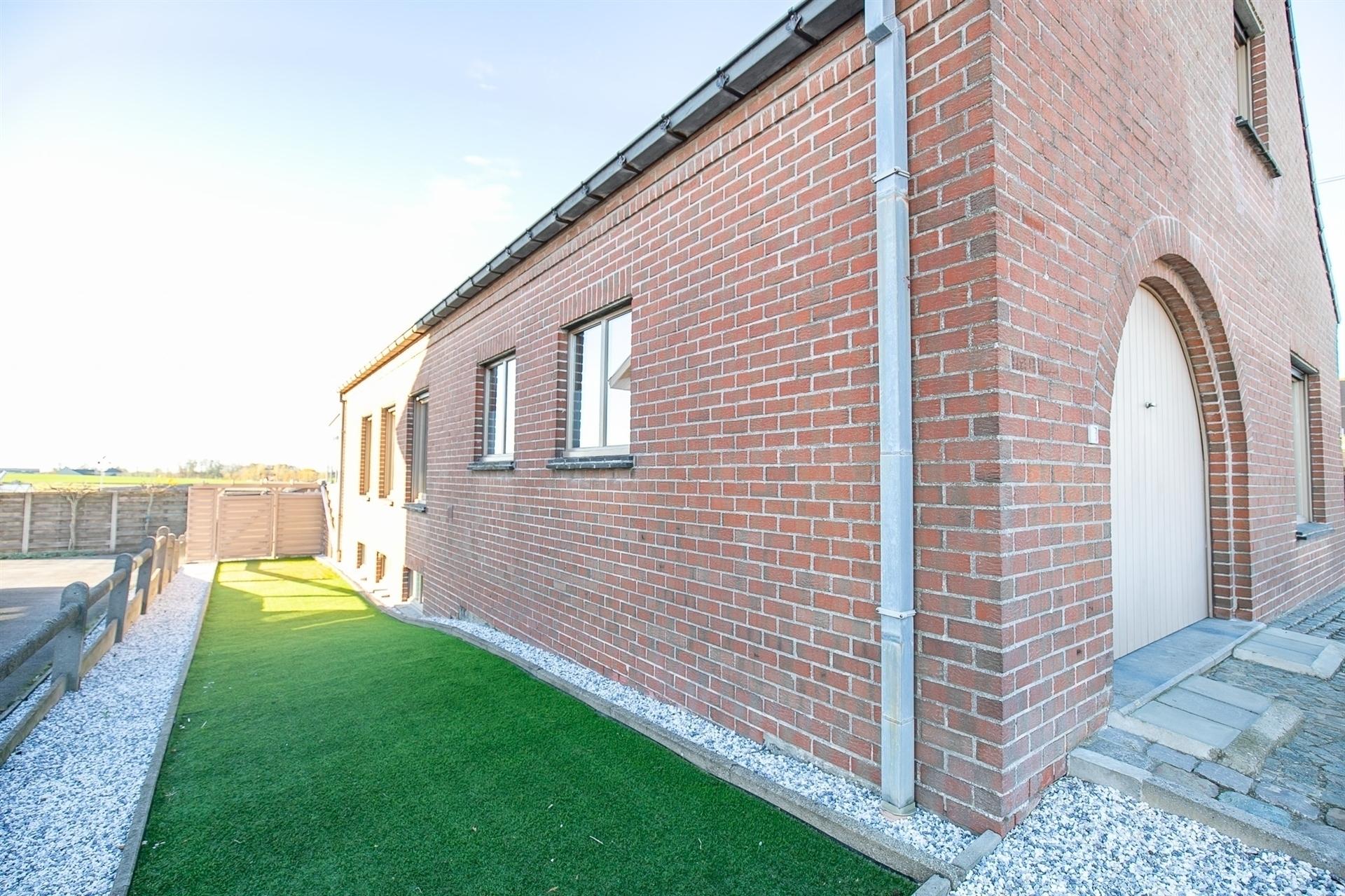 Instapklare open bebouwing met 3 slaapkamers, 2 garages en zicht op de velden! foto 13