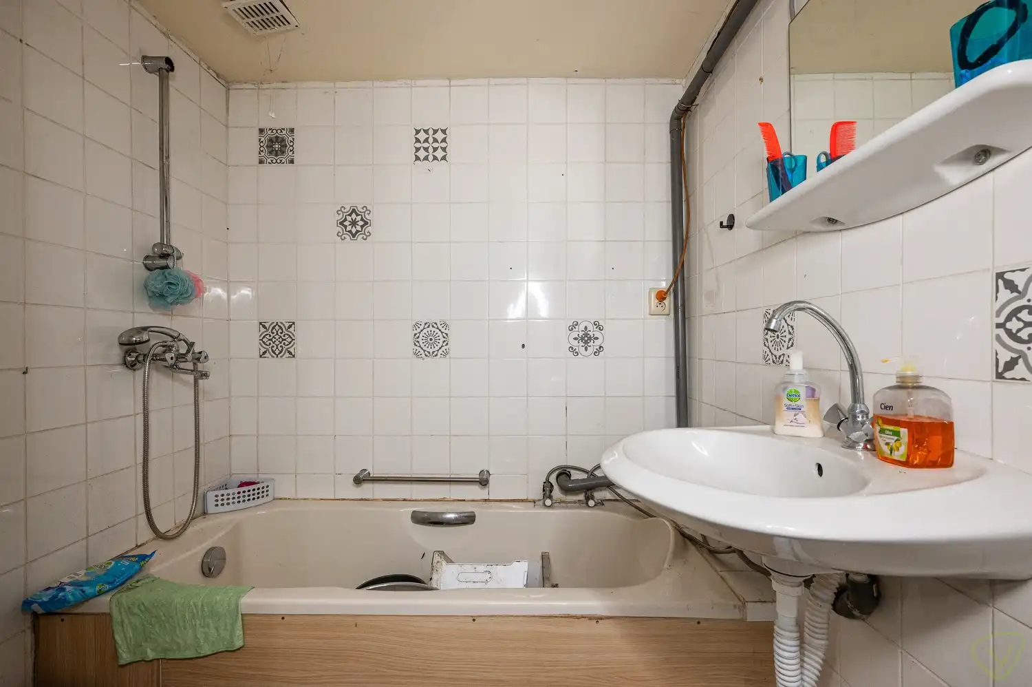 Te renoveren woning met veel potentieel foto 11