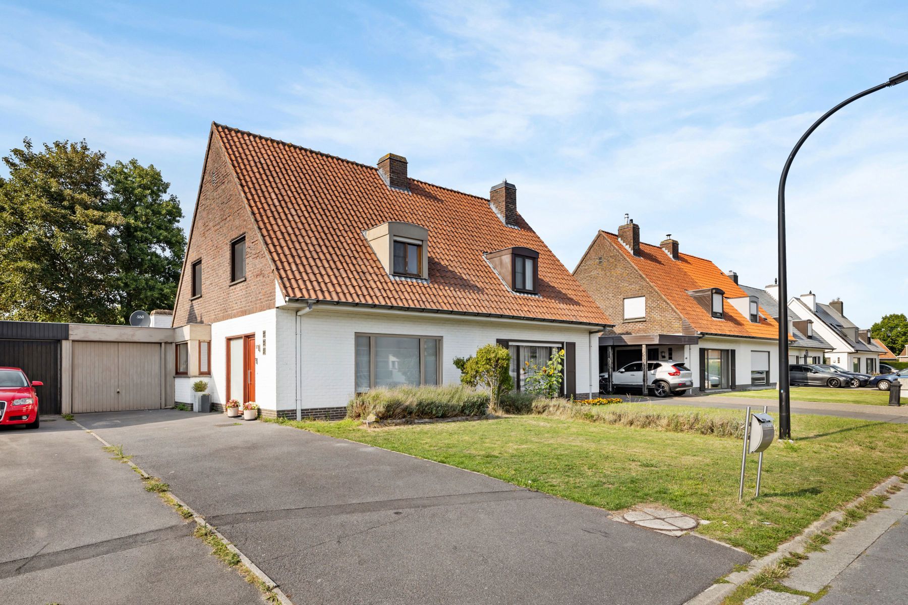 Halfopen bebouwing in residentiële wijk met 4 slaapkamers foto 2