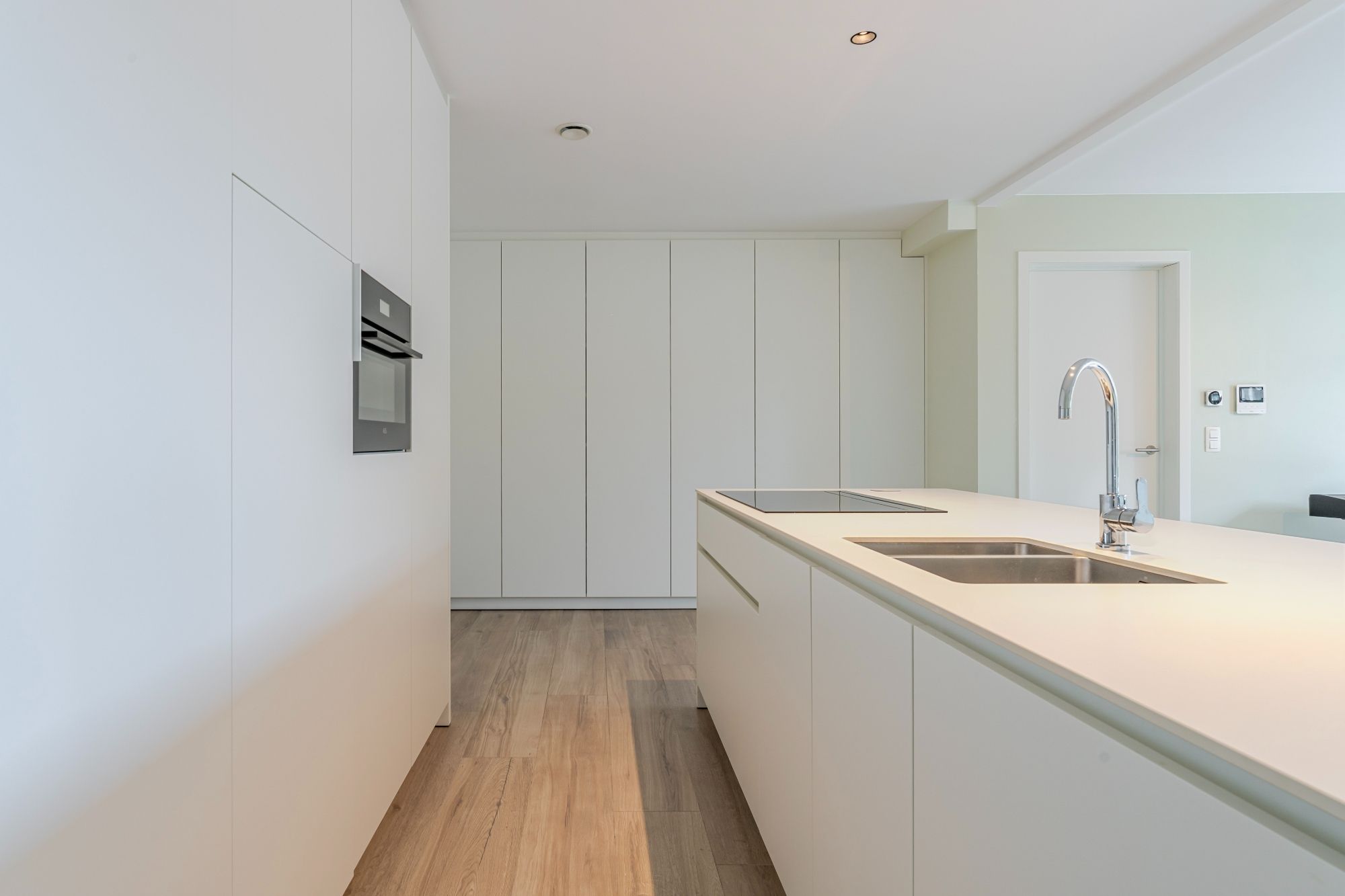 Groot (140m²) gelijkvloers appartement met praktijkruimte, 2 (mog. 3) slaapkamers en ruim terras/koer foto 3