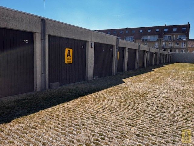 Gelijkvloerse garagebox in Park Populierenhof.(centrum Bredene-Duinen) foto {{pictureIndex}}