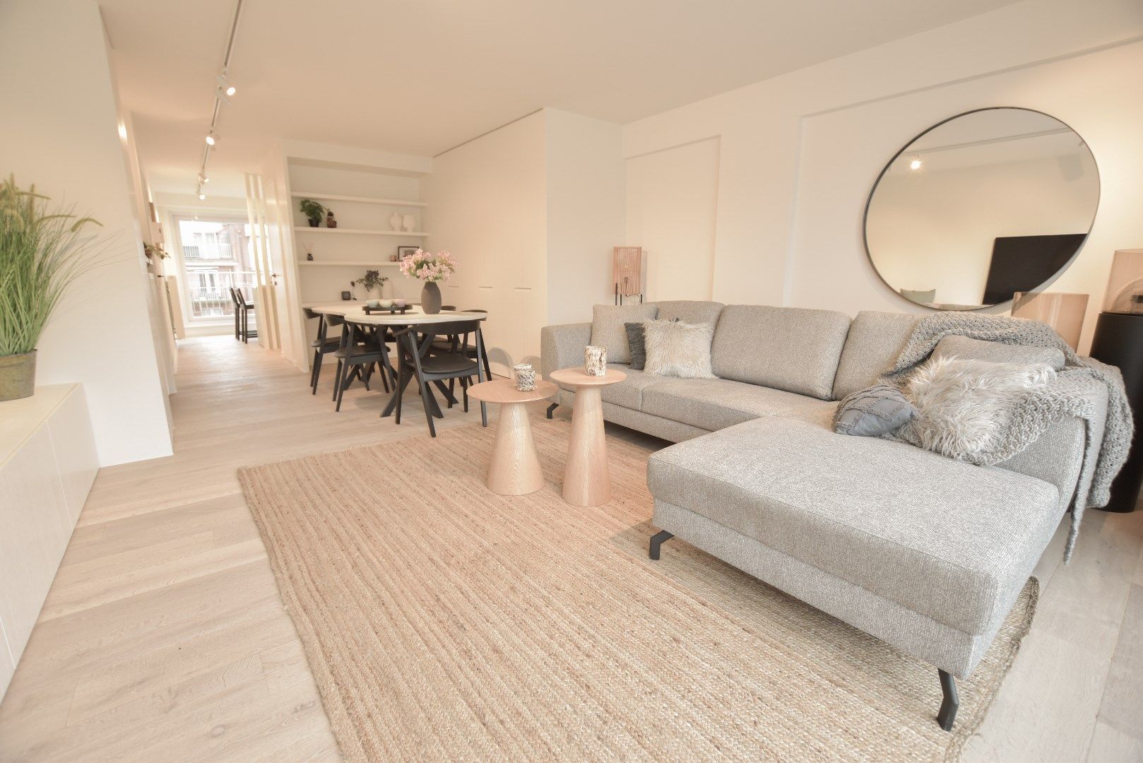 Prachtig gerenoveerd duplex appartement met 3 slaapkamers gelegen vlakbij het strand en het bruisende centrum foto {{pictureIndex}}