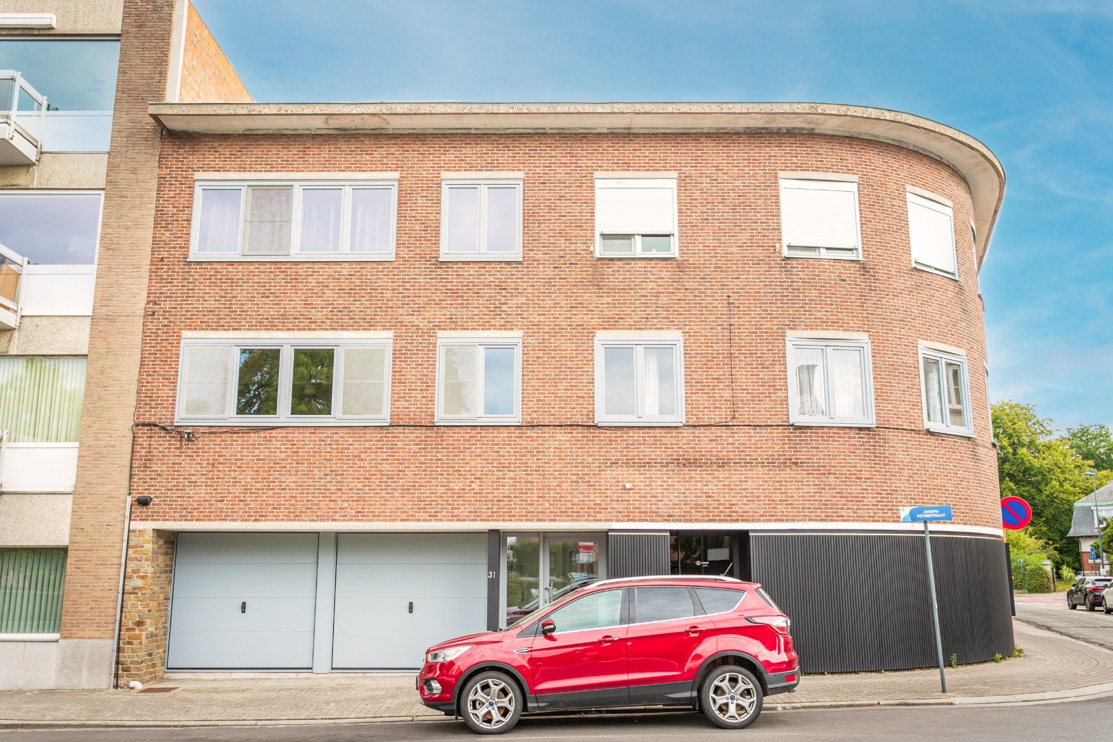 Instapklaar 2-kamerapp in centrum Halle, met balkon en garage foto 18