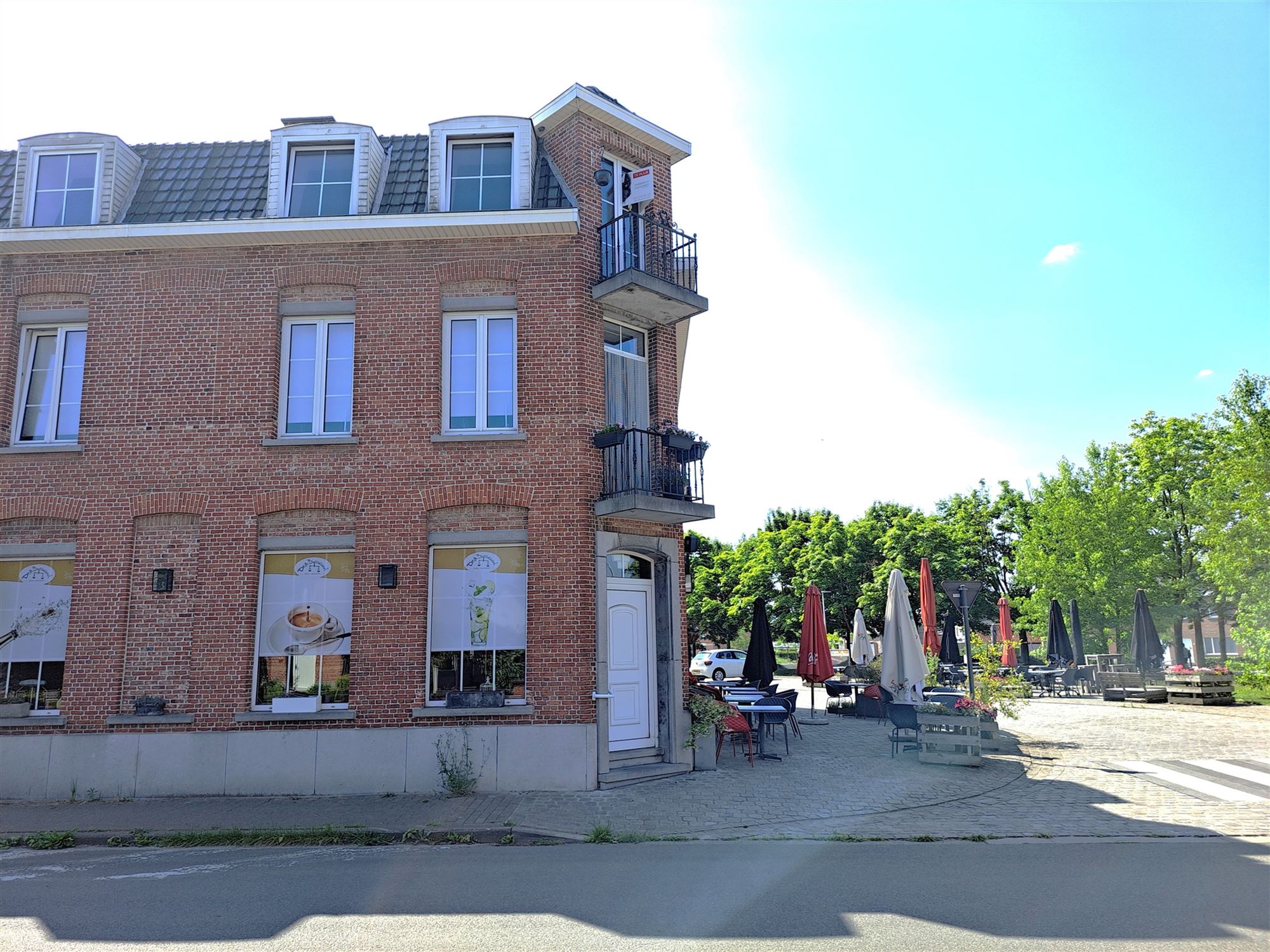 Appartement met 2 slaapkamers, in het rustige Eksaarde, met zicht op het dorpsplein. foto {{pictureIndex}}