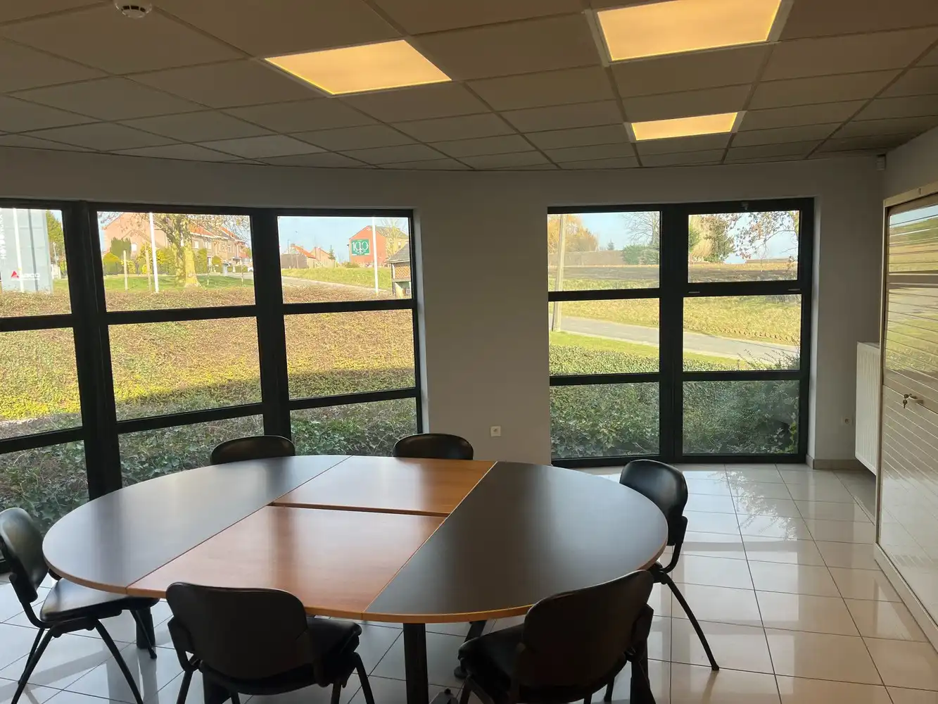 Bedrijfsgebouw met showroom foto 11
