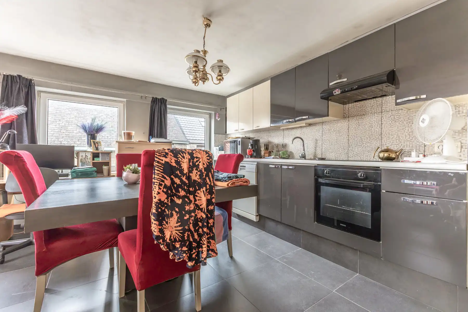Opbrengsteigendom met handelspand & 2 appartementen foto 4