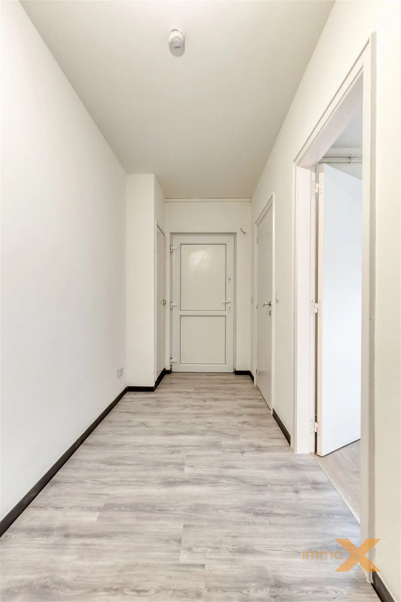 LICHTRIJKE WONING MET OPRIT EN RUIME TUIN foto 14