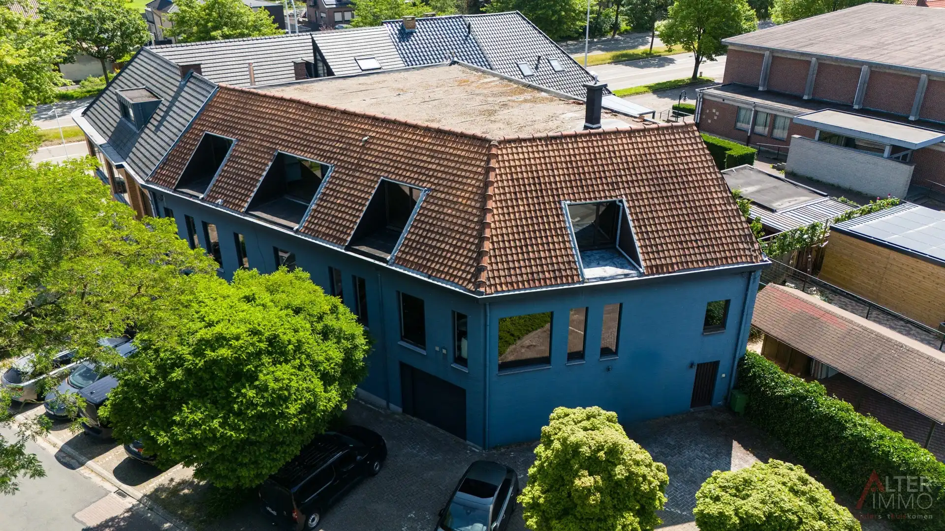 Zéér ruim, te renoveren appartement met 3 slaapkamers! foto {{pictureIndex}}