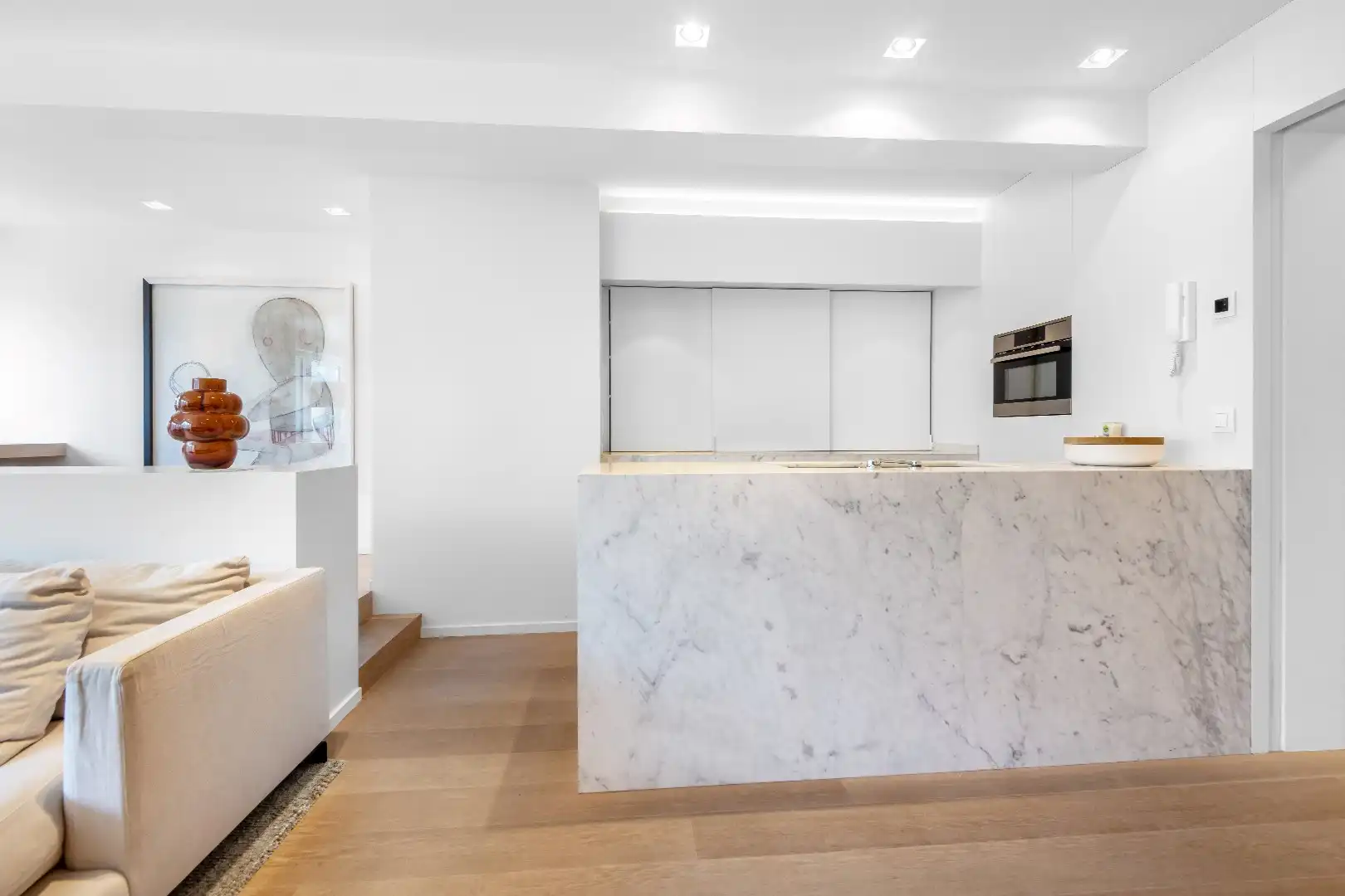 Smaakvol gerenoveerd appartement met mooie gevelbreedte centraal gelegen op de Lippenslaan. foto 7