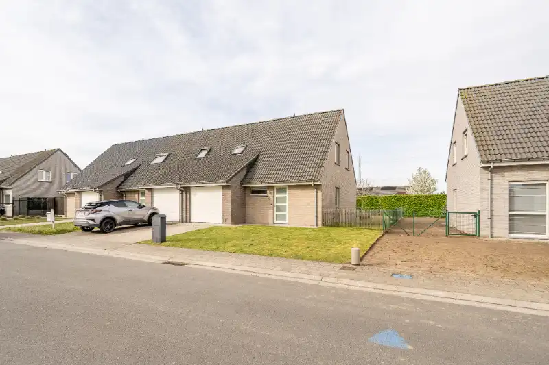 Halfopen bebouwing met praktische indeling in rustige woonwijk foto {{pictureIndex}}