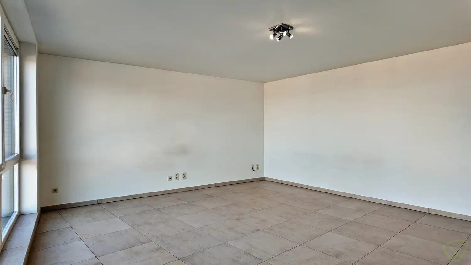 Lichtrijk appartement met panoramisch uitzicht op de Markt van Eeklo! foto 3