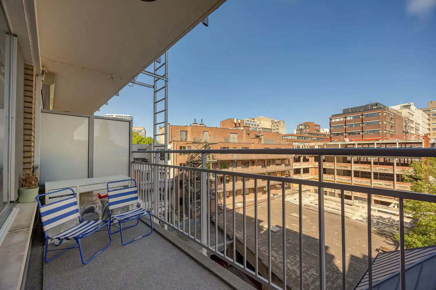 Ruim en instapklaar 2-slaapkamer appartement op toplocatie aan het Stadspark met terras, EPC B! foto 18