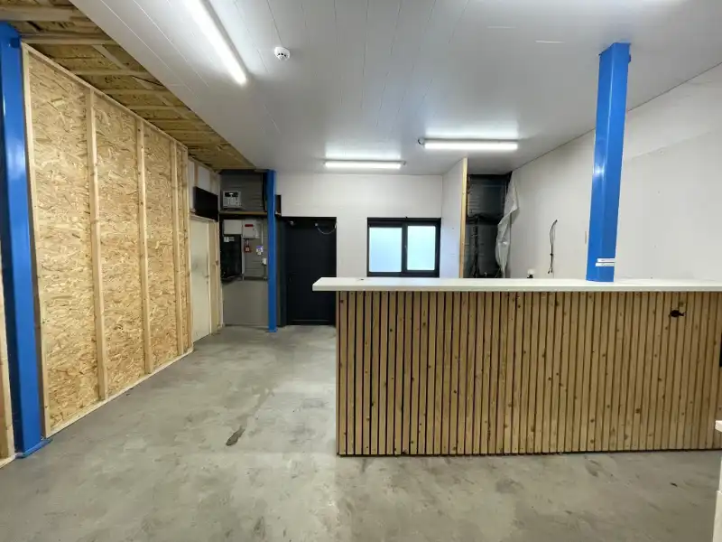 Zeer goed gelegen KMO-unit van 310 m² met mezzanine en 3 parkeerplaatsen foto 6