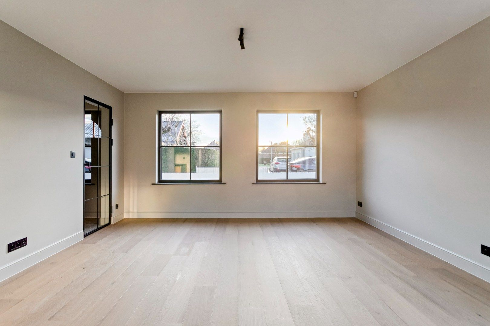 Compleet gerenoveerde villa met 3 slks, aangelegde tuin in een doodlopende straat. foto 2