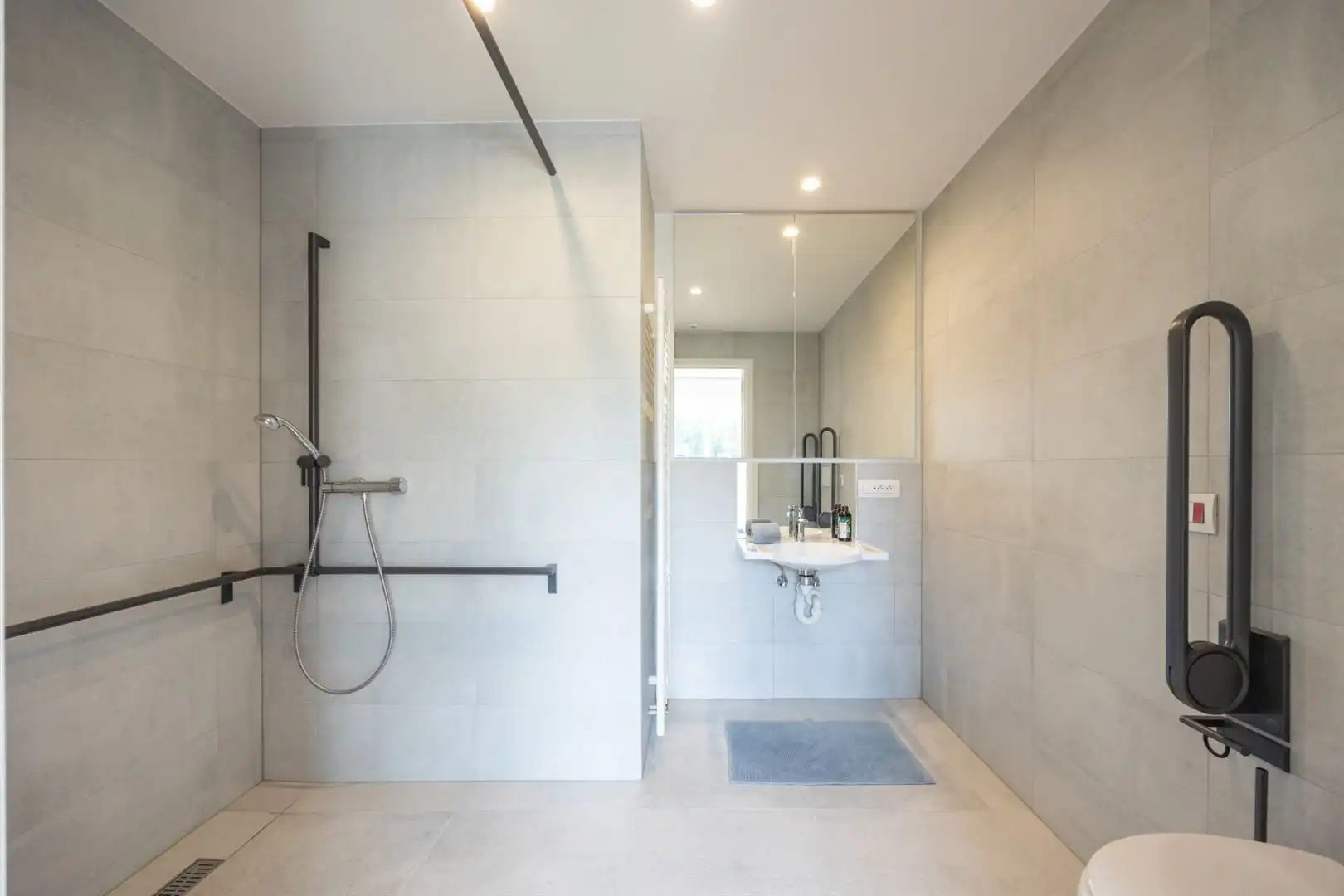 Instapklare en lichtrijke assistentieflat met kelderberging foto 8