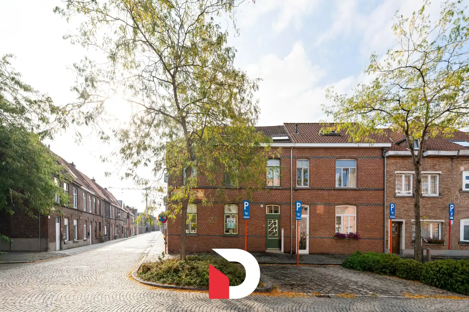 Lichtrijke hoekwoning uitgerust met een polyvalente ruimte / atelierruimte op de gelijkvloerse verdieping. foto 2