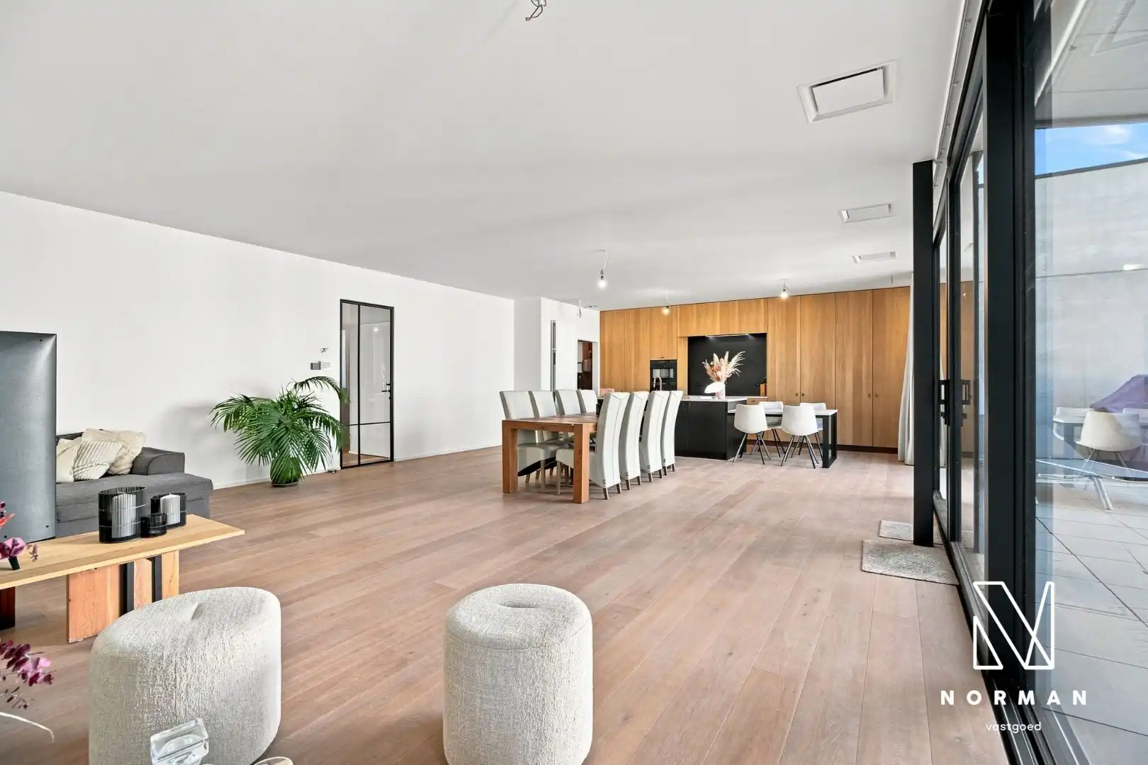 Bedrijfswoning op 1186 m² met luxueuze woonst. foto 12
