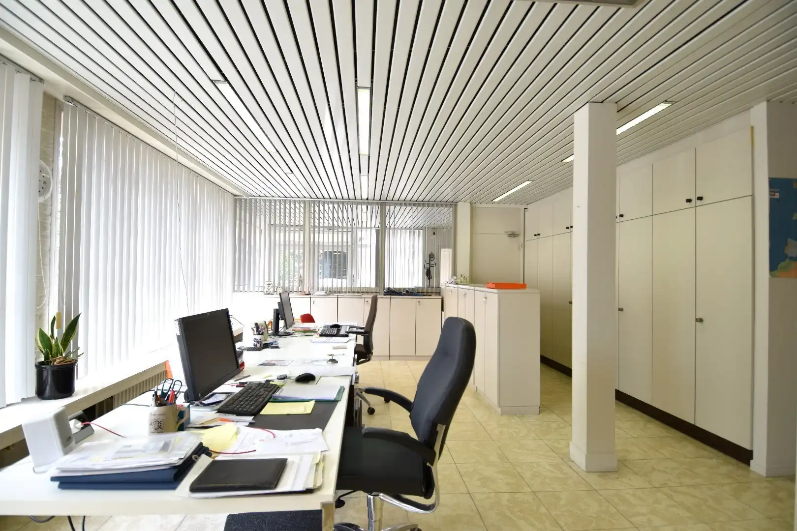 Interessante opbrengsteigendom (204m² kantoor + 3 appartementen + garages/parkings + 295m² loods) op toplocatie in Bissegem foto 8