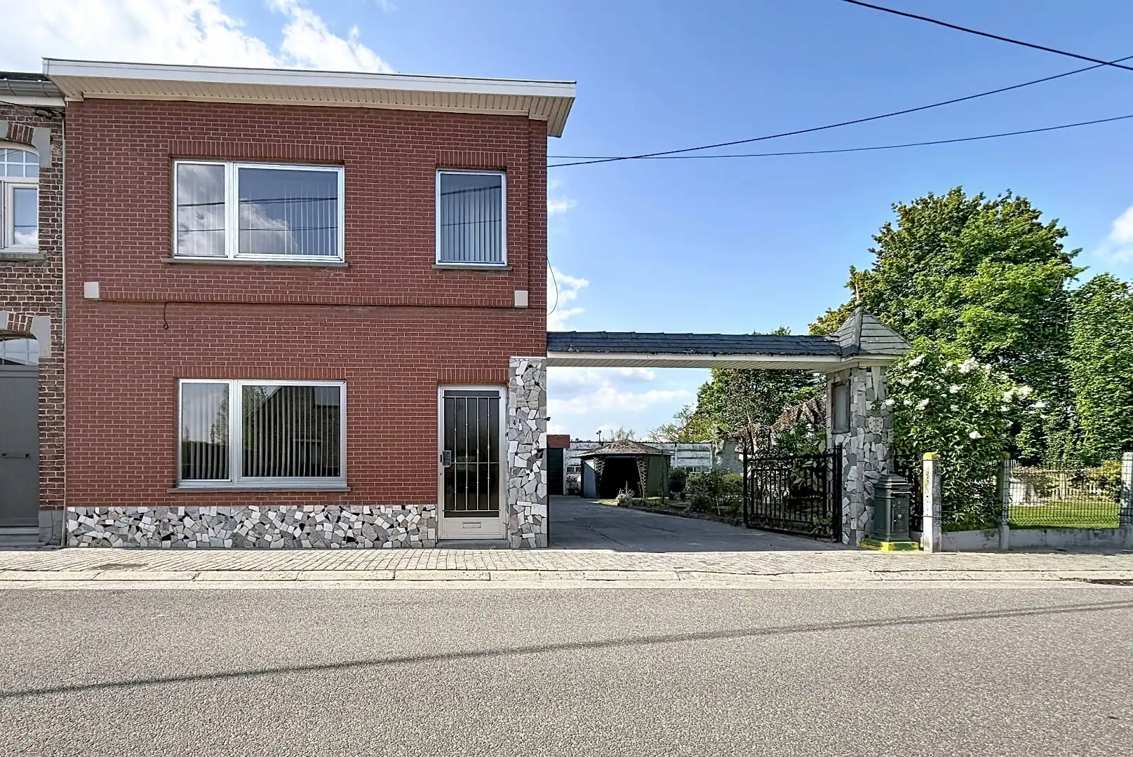 Hoofdfoto van de publicatie: Charmante open bebouwing met grote tuin, hangaar en veel potentieel in Linter