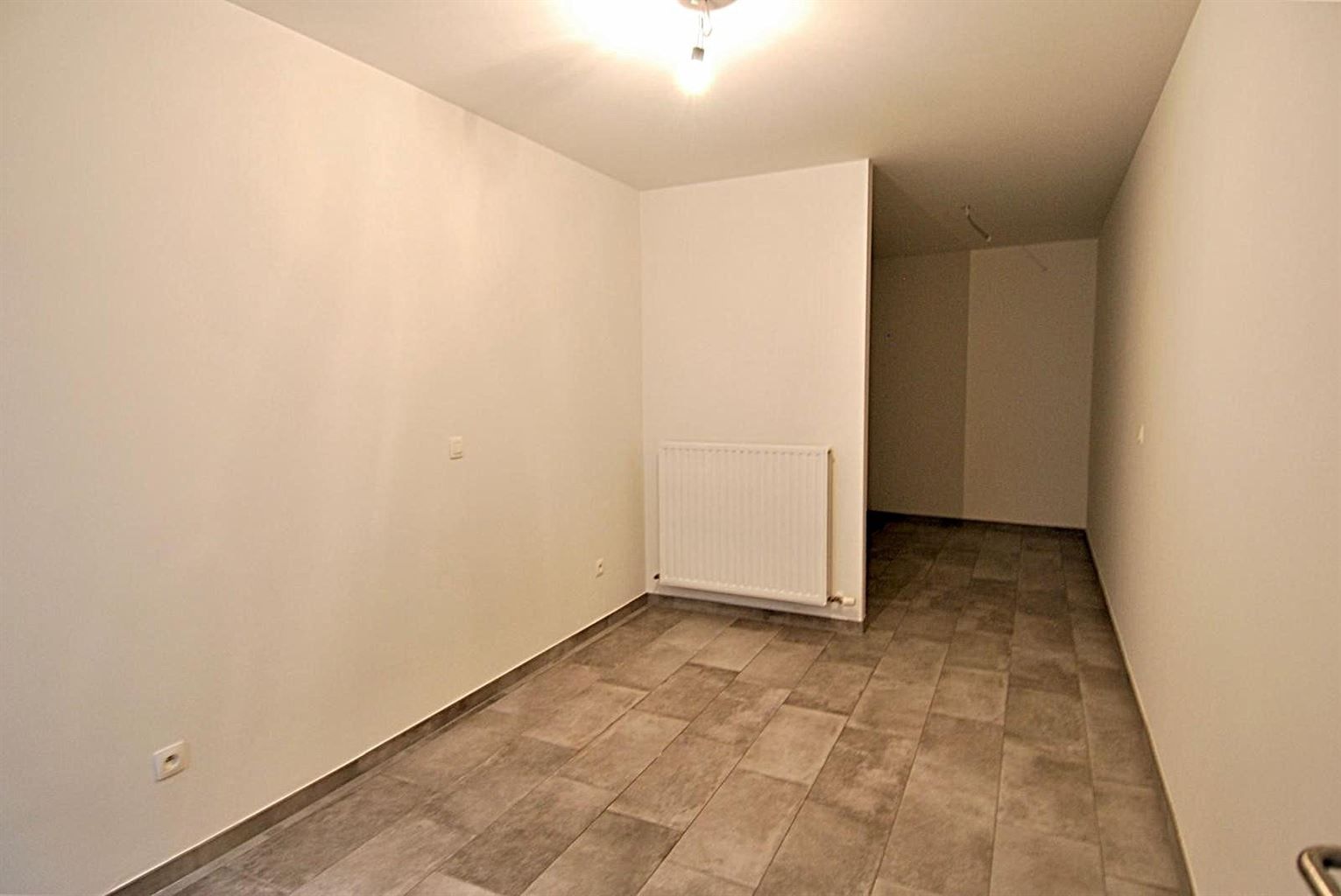 Instapklaar appartement met 1 slaapkamer+(kantoor/hobbykamer), gelegen in het centrum van Maaseik. foto 5