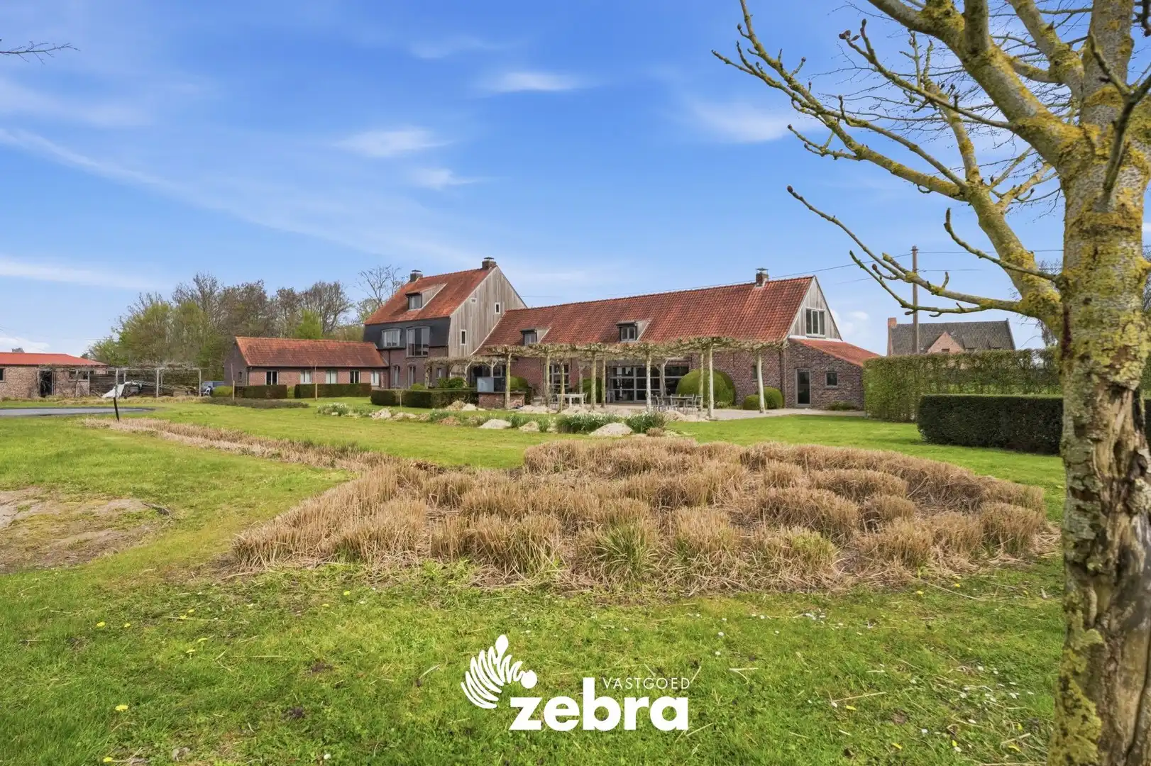 Ruime villa op een prachtig perceel van 11.110m² in groene omgeving! foto 3