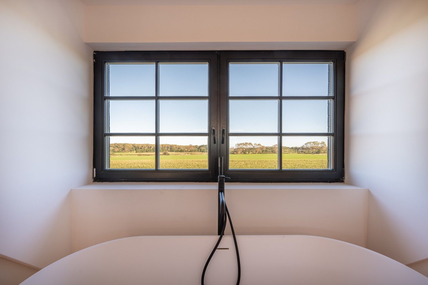 Lichtrijke woning genietend van open zichten op de velden, goed gelegen vlakbij de Kalfsmolen. foto 14
