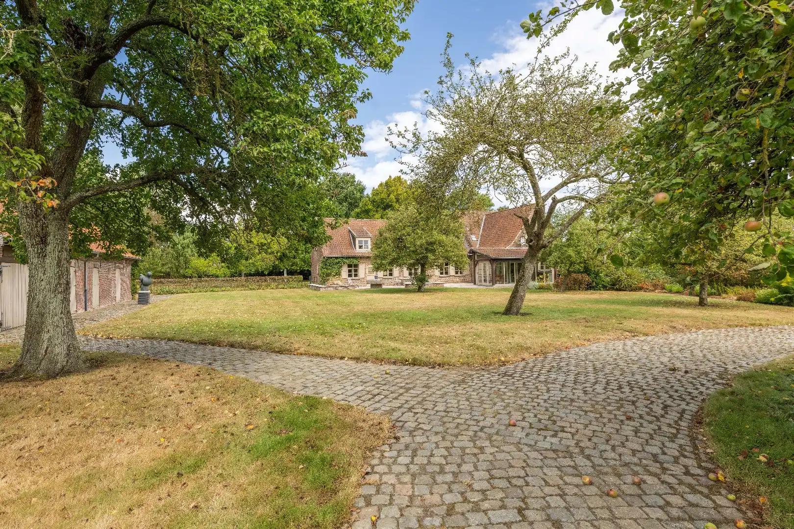 EXCLUSIEF LANDHUIS MET BIJGEBOUWEN OP EEN DOMEIN VAN 5.990 M² foto 2