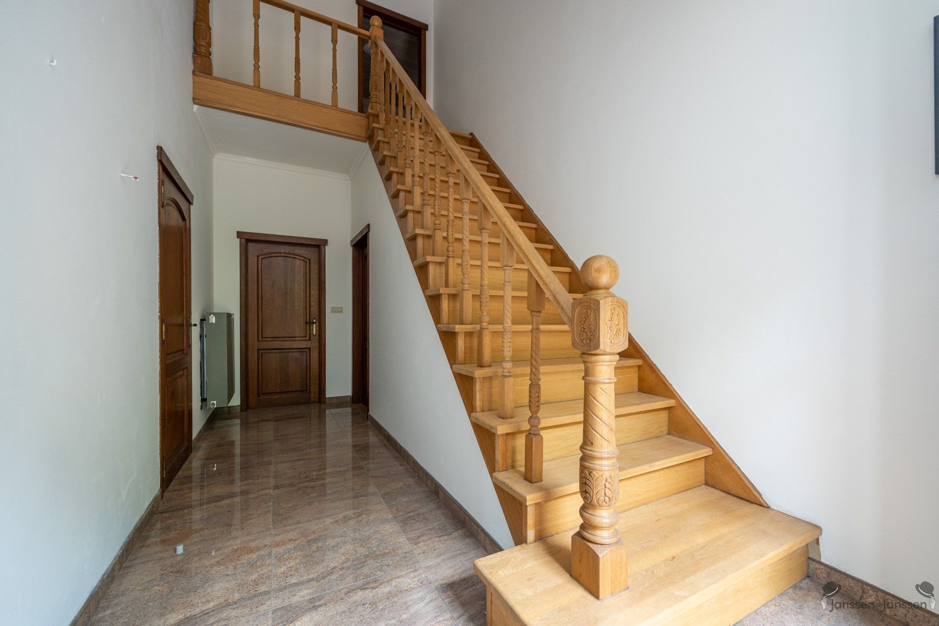 Villa met prachtige uitbouw op een zonovergoten perceel van 3.075 m². foto 3