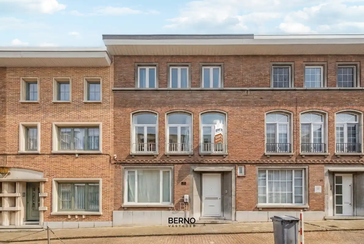 Gerenoveerde woning met 5 slaapkamers en parkeerplaats foto {{pictureIndex}}