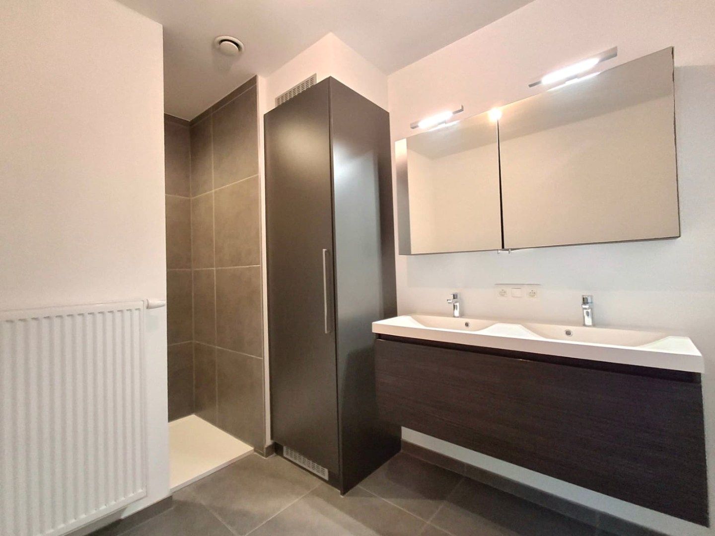 KWALITATIEF AFGEWERKT GELIJKVLOERSAPPARTEMENT MET 2 SLPKS | GARAGEBOX EN AUTOSTAANPLAATS foto 5